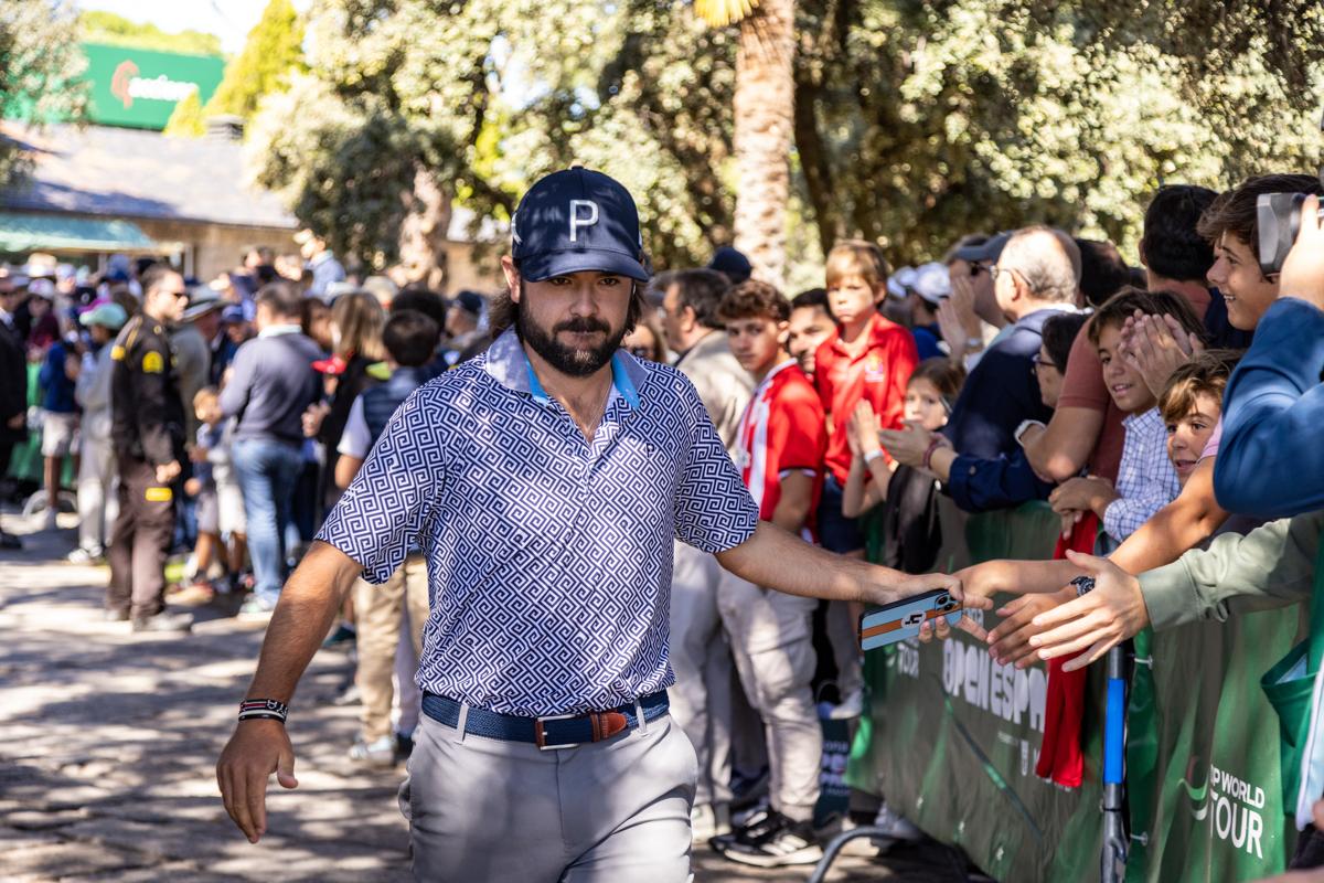 El líder, Ángel Hidalgo, saluda al público antes de empezar su vuelta.