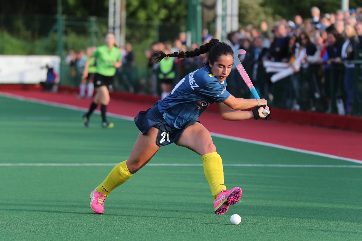 Ana Marquínez se dispone a centrar desde la izquierda. Foto: Stefan Deems