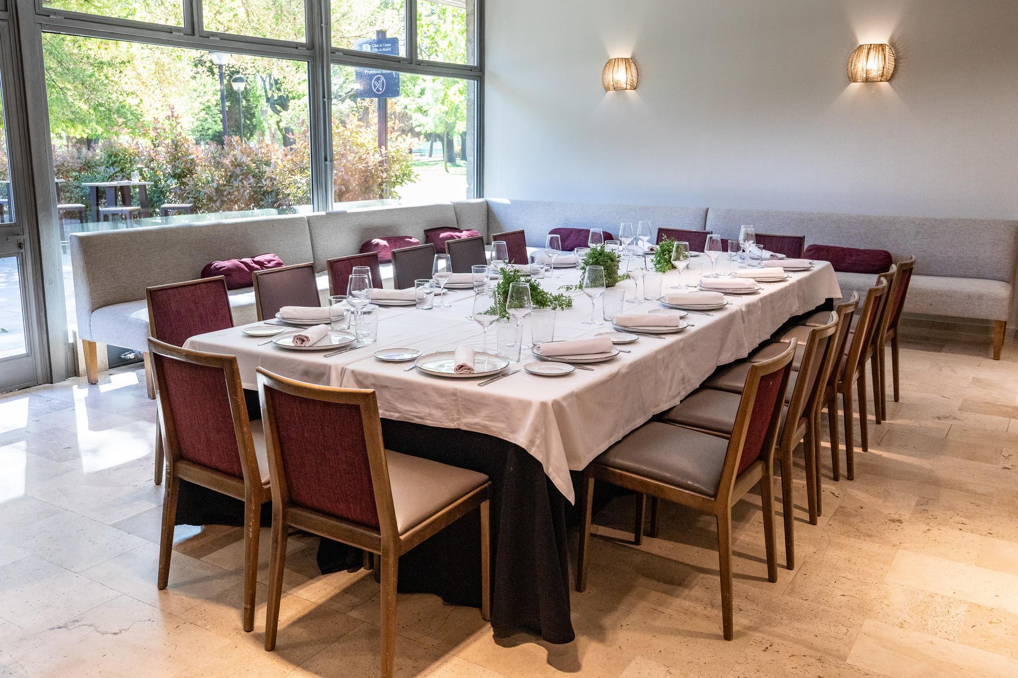 Comedor del restaurante La Raquette situado en el Chalet de Tenis del Club de Campo Villa de Madrid.
