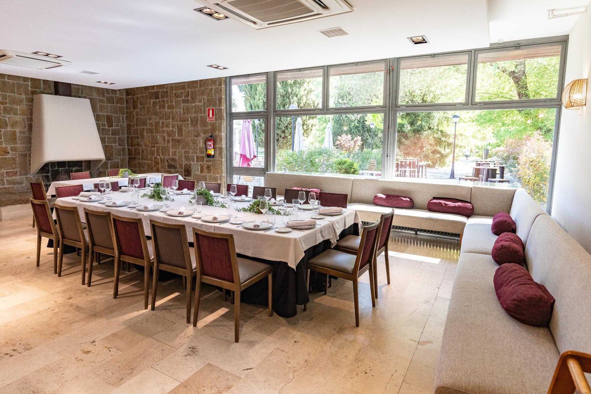 Comedor del restaurante La Raquette situado en el Chalet de Tenis del Club de Campo Villa de Madrid.