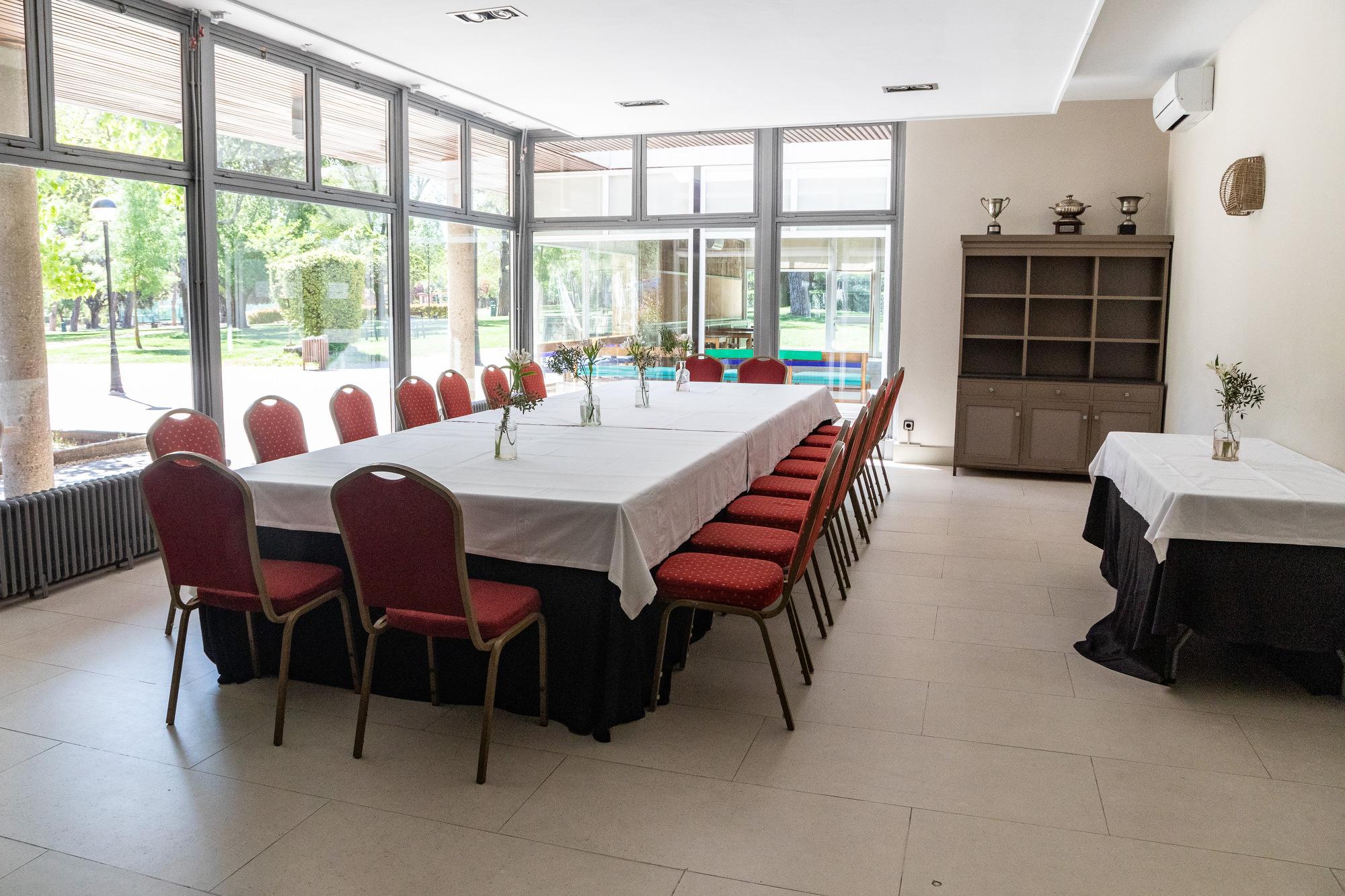 Comedor del restaurante La Raquette situado en el Chalet de Tenis del Club de Campo Villa de Madrid.