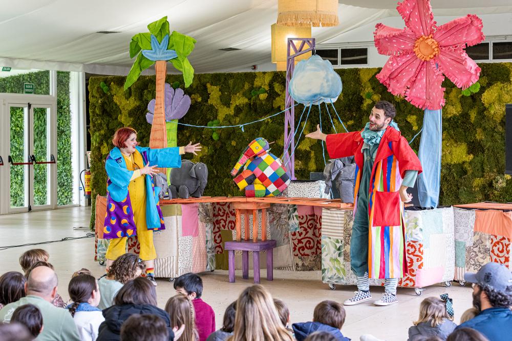 Las mejores imágenes del teatro familiar Elmer.