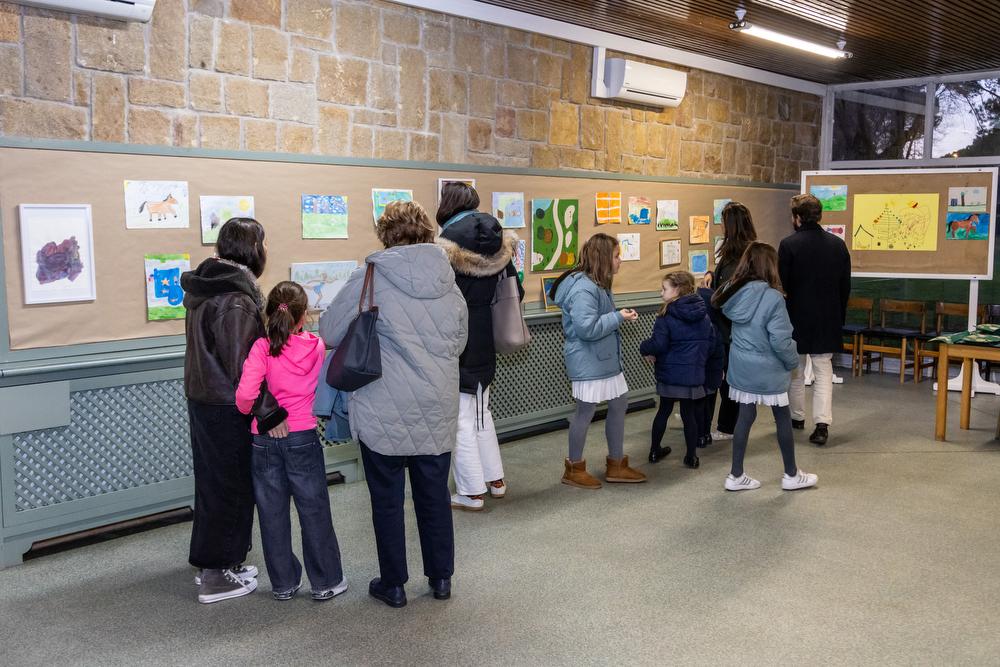 La familias contemplan las obras infantiles.