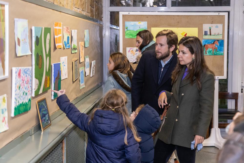Abonados disfrutando de las obras de los jóvenes artistas del Club.