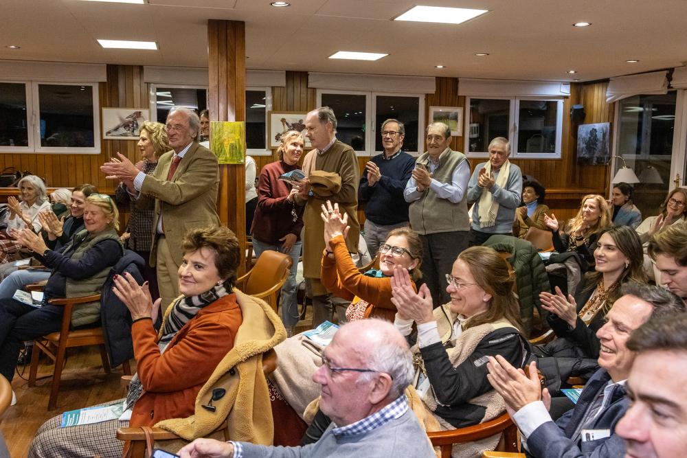 El pública asistente al acto de Clausura aplaude.