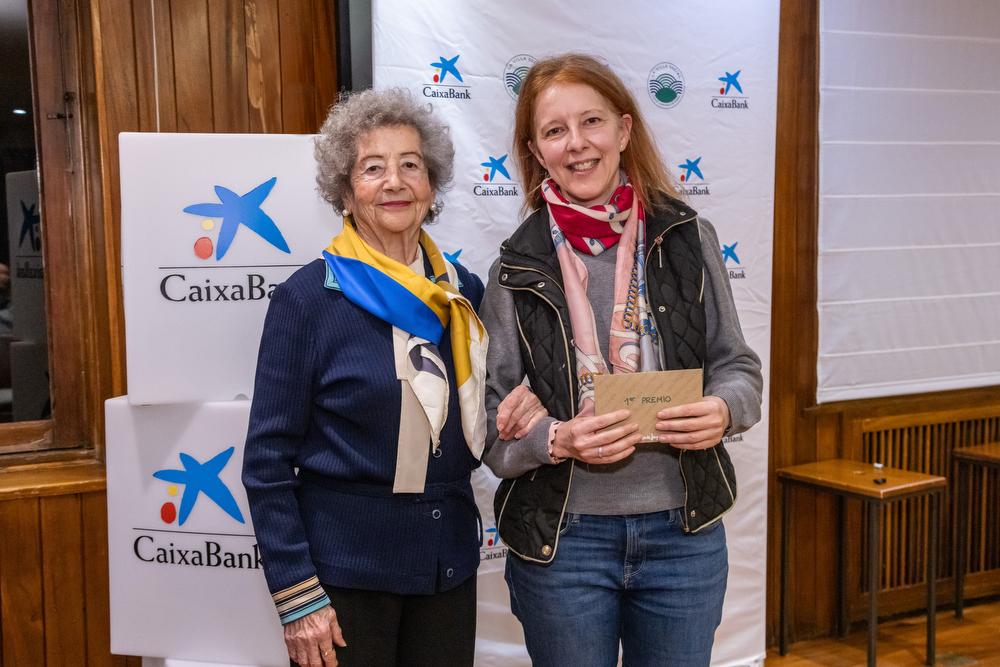 Entrega del primer premio Adultos a Asunción Cebreiro (izda.) por parte de la delegada de Cultura, Rosario Carrillo.