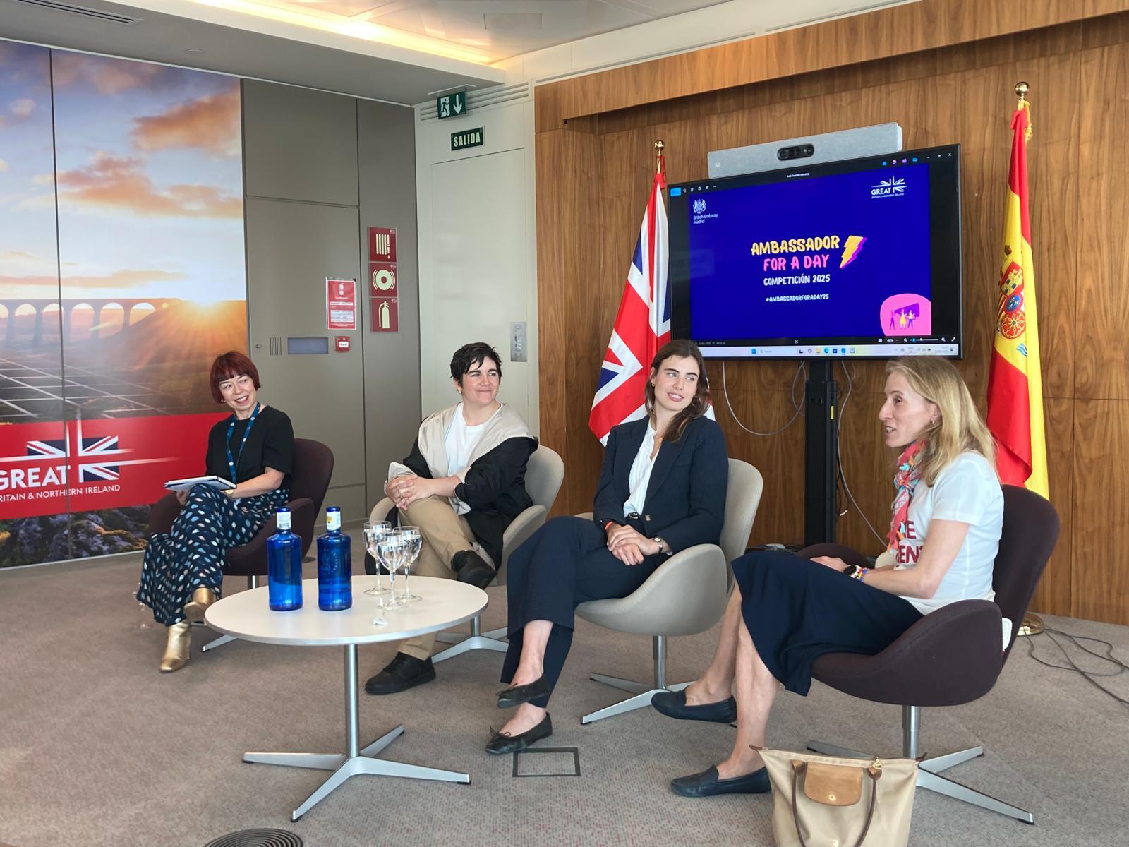 De izda. a dcha: Debbi Christophers, agregada cultural de la Embajada Británica; Patricia García (rugby), Alejandra Torres-Quevedo (hockey) y Charlotte Cotton (trail).