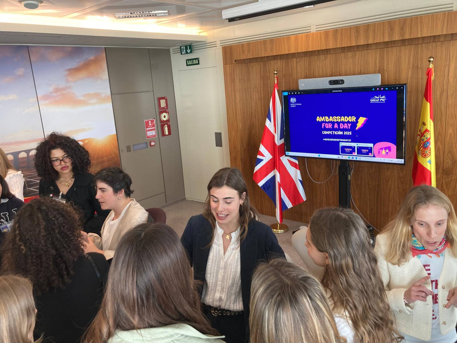 Alejandra Torres-Quevedo conversa con las chicas al finalizar la charla.