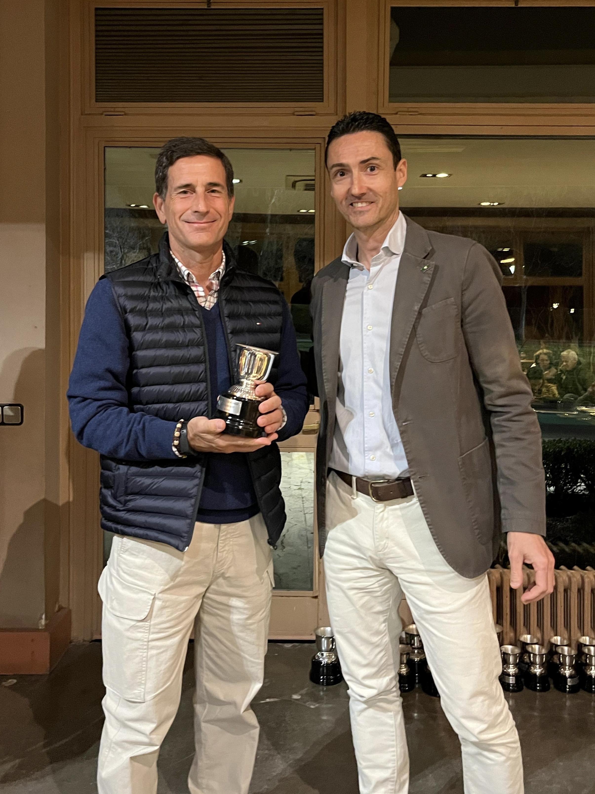 Carlos Medina Marínez, campeón de squash, con el jefe de Deportes, Guillermo Sánchez.
