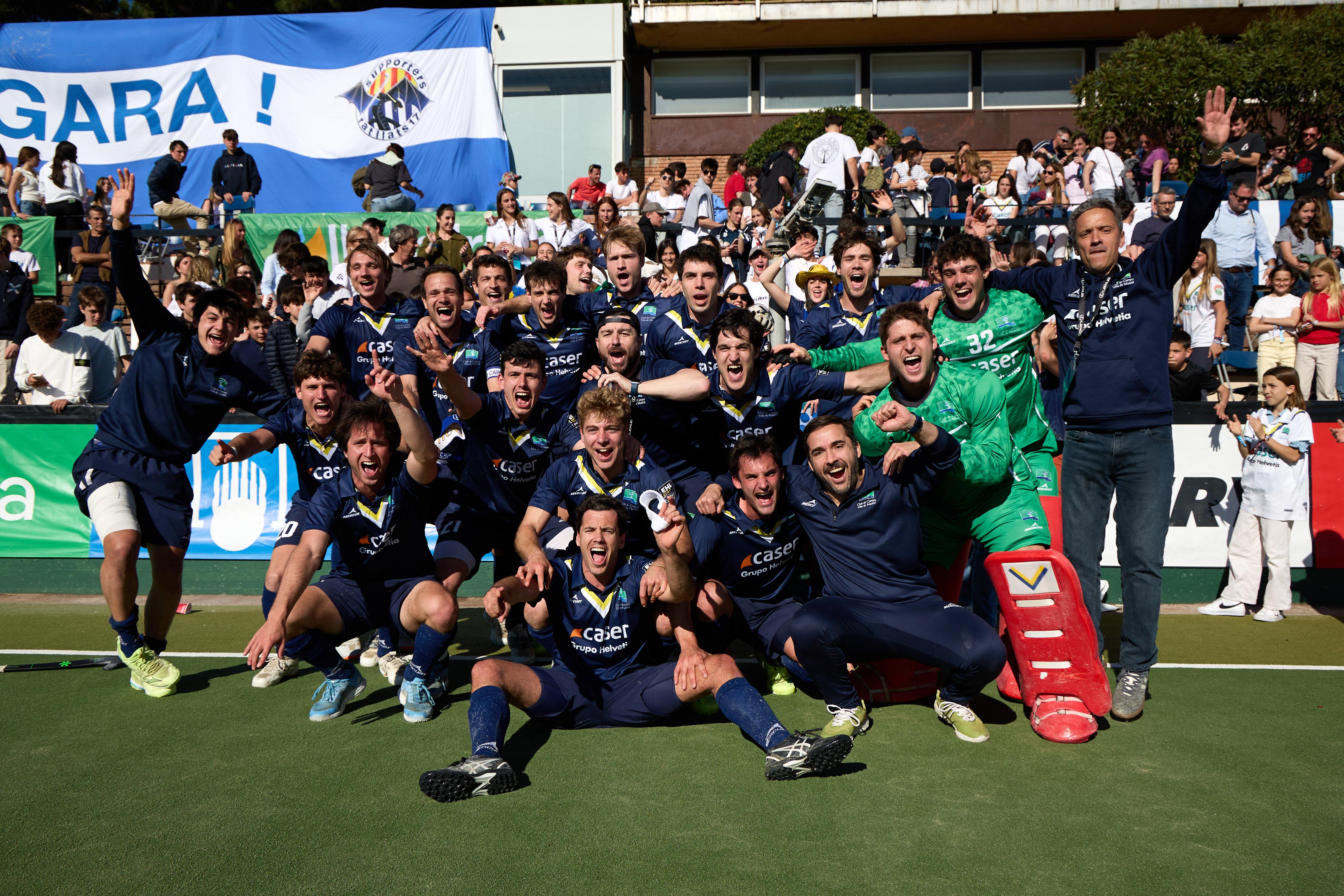 Celebración sobre el equipo de los jugadores del Club tras la final.