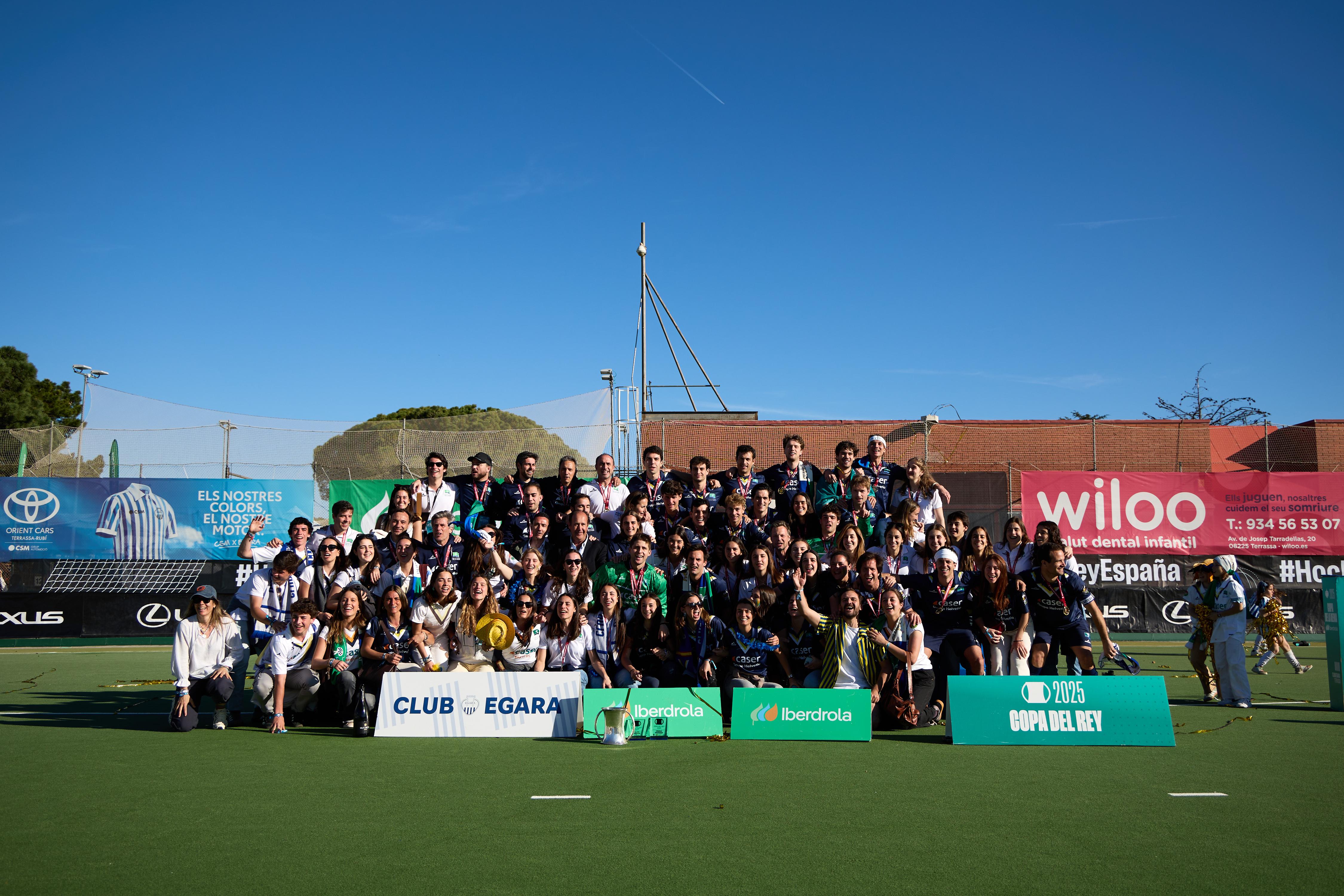 Foto conjunta de los equipos masculino y femenino del Club.