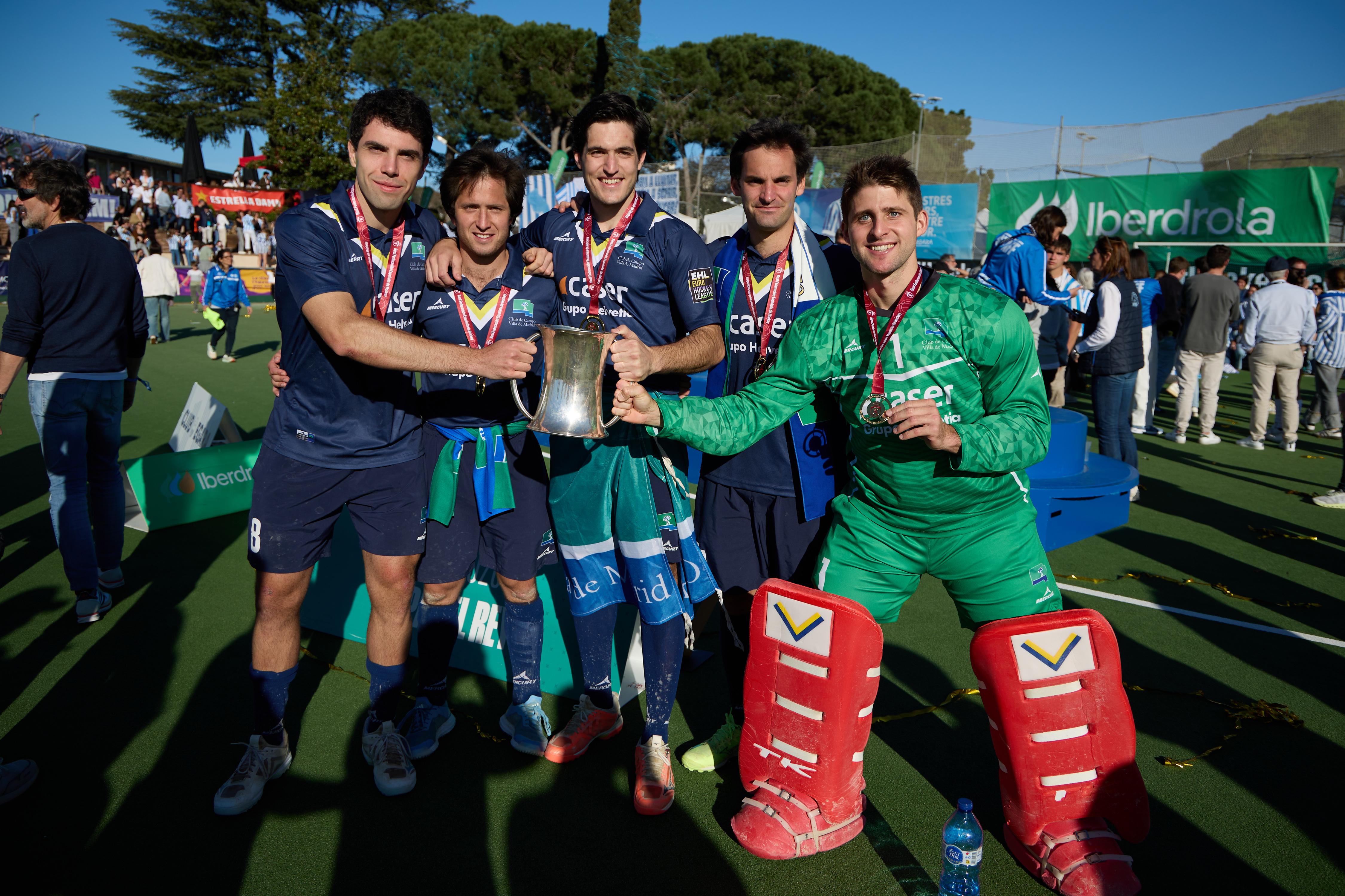 Varios jugadores del Club posan con la Copa del Rey ganada.