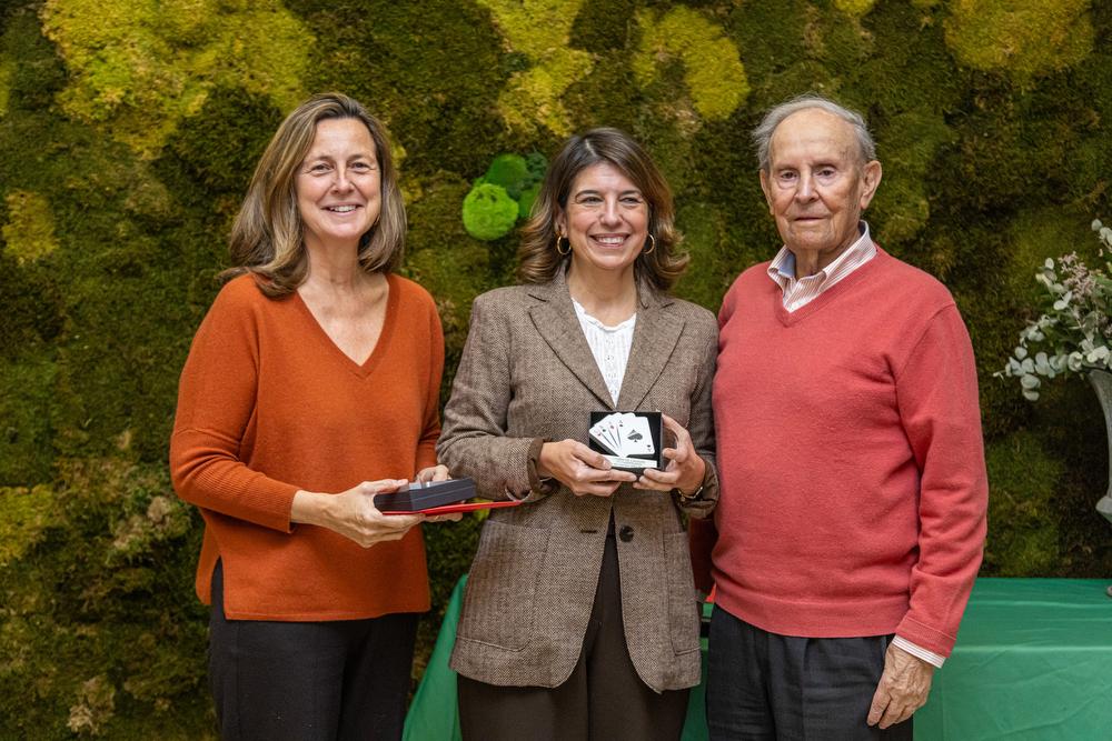 El delegado CCVM de Bridge, José Mª Cantero, junto a las campeonas.