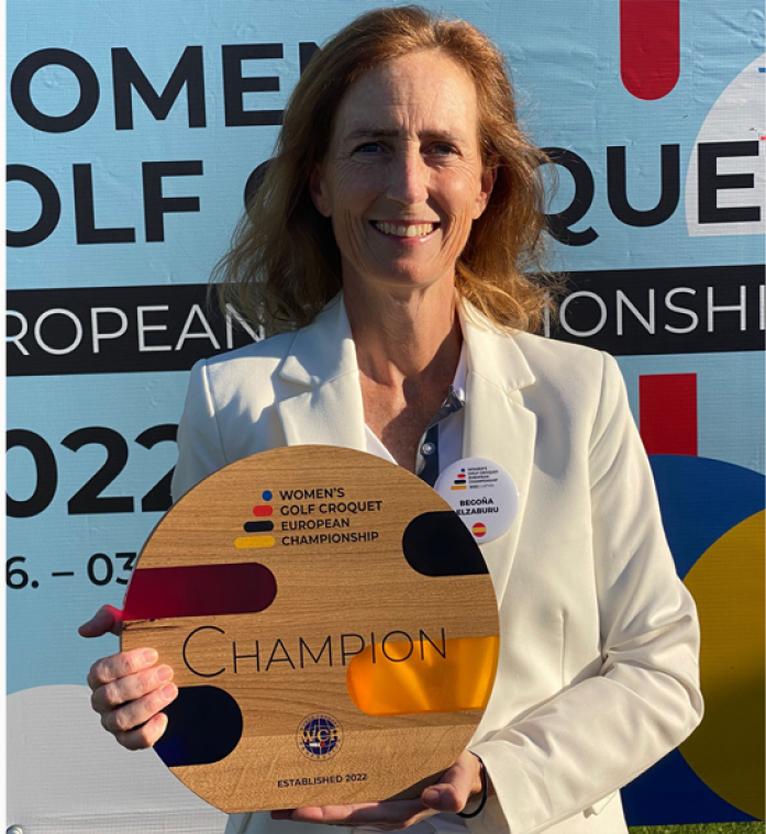 Begoña Elzaburu, con el trofeo de campeona de Europa.