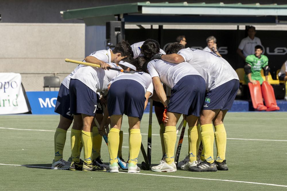 Concentración de los jugadores de hockey del Club, antes del pitido inicial de un encuentro.