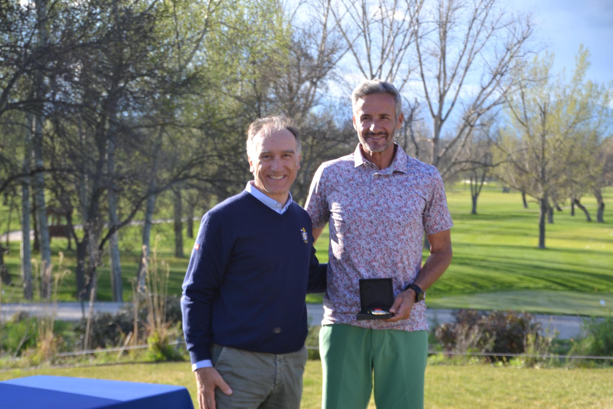 Alejandro Lafarga (dcha.), con el trofeo de campeón. Foto: FedGolfMadrid