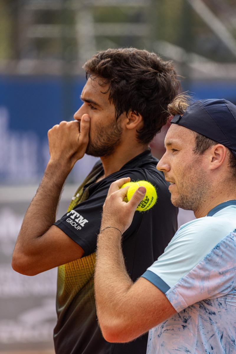 Los campeones de dobles, Francisco Cabral (izda.) y Lucas Miedler, preparan una jugada.