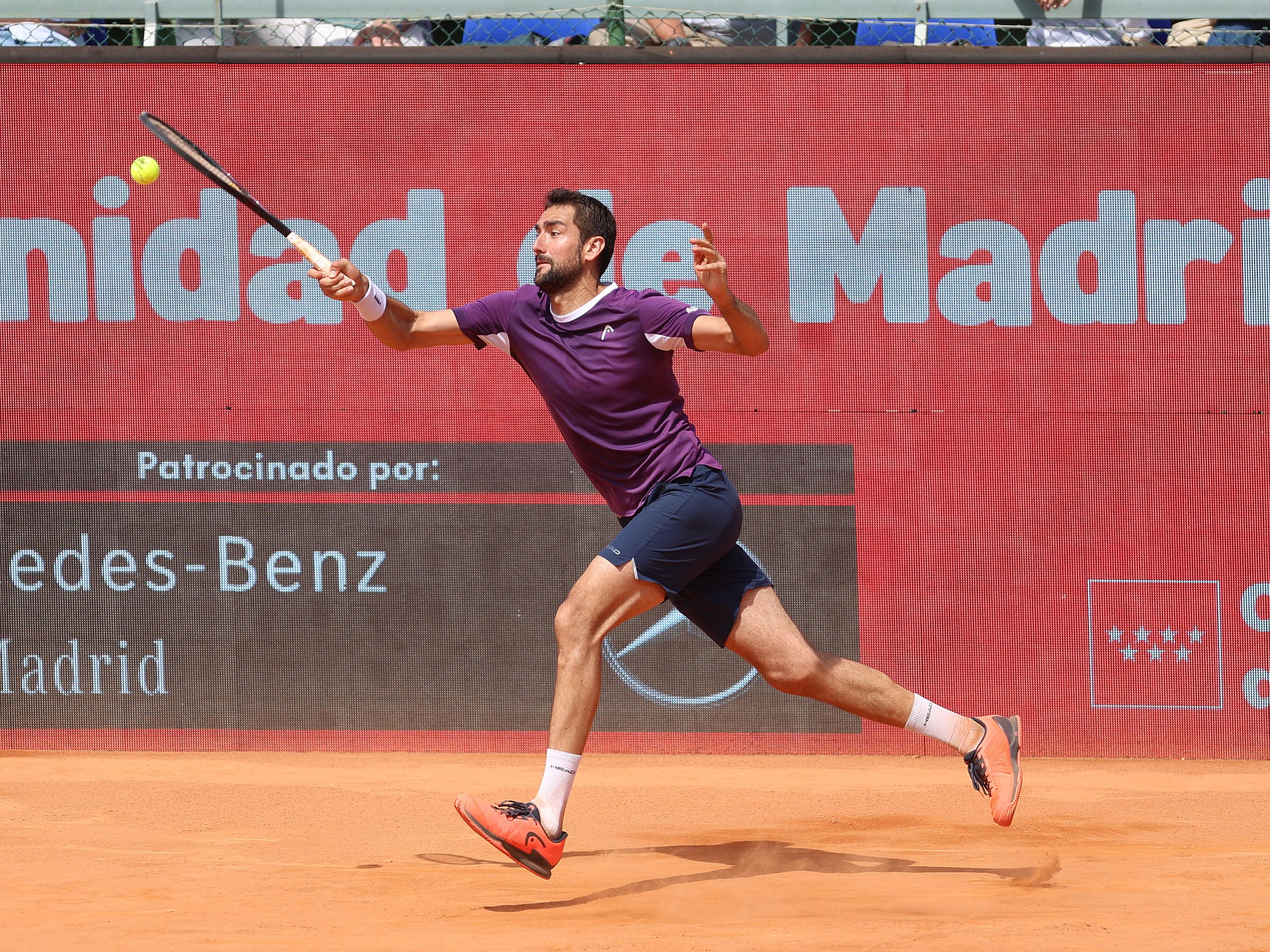 Marin Cilic golpea a la carrera.