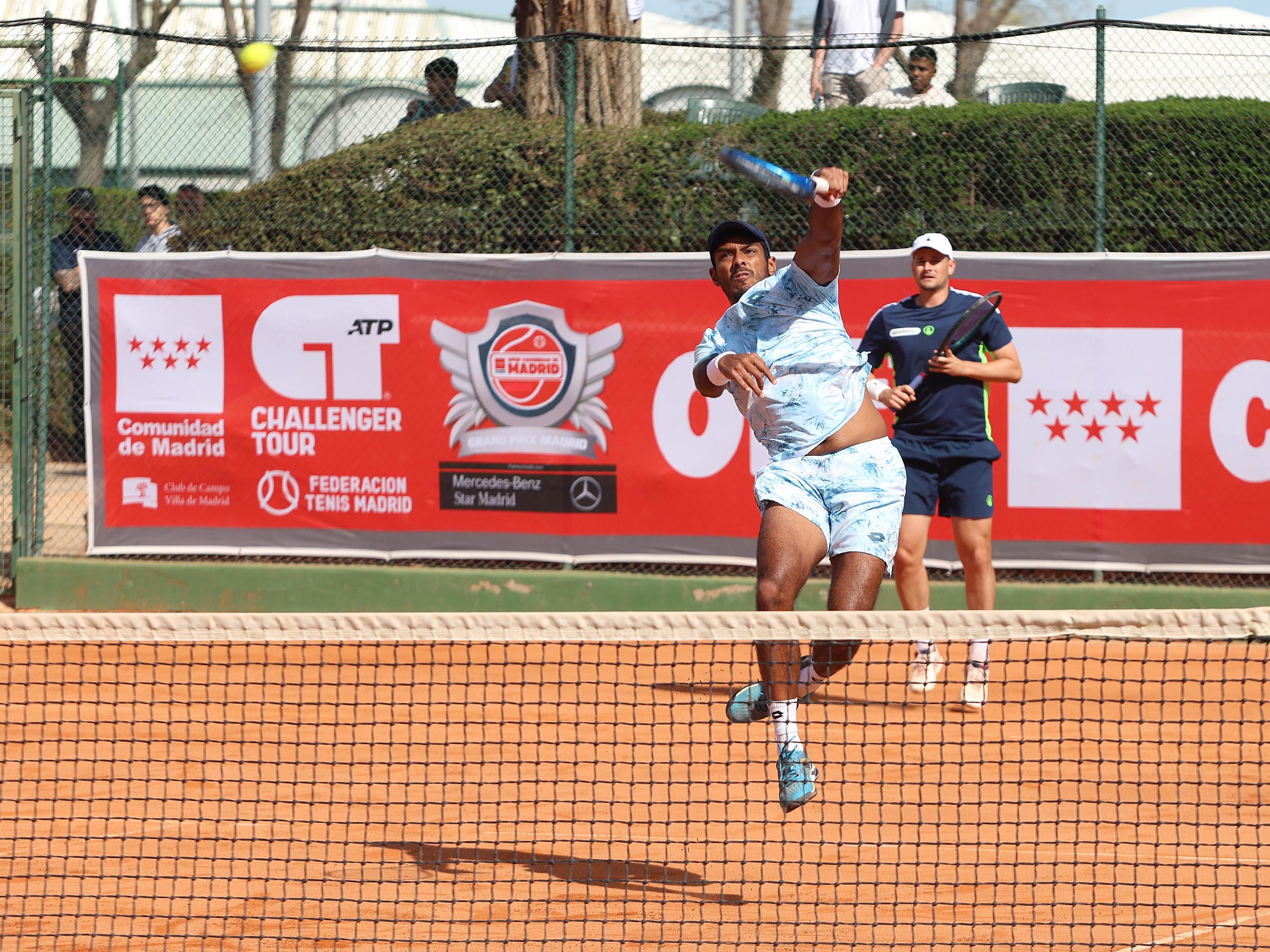 En acción, la pareja de dobles formada por el grancanario David Vega y el indio Anirudh Chandrasekar.
