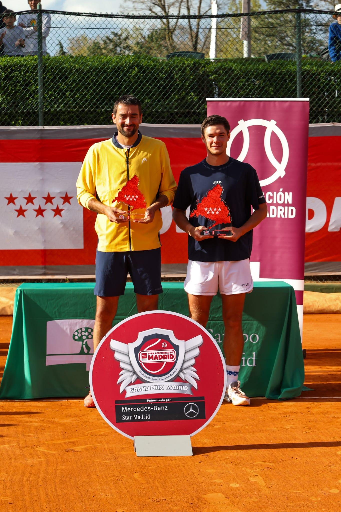 Kamil Majchrzak (dcha.), campeón, y Marin Cilic, finalista, en la entrega de premios del torneo.
