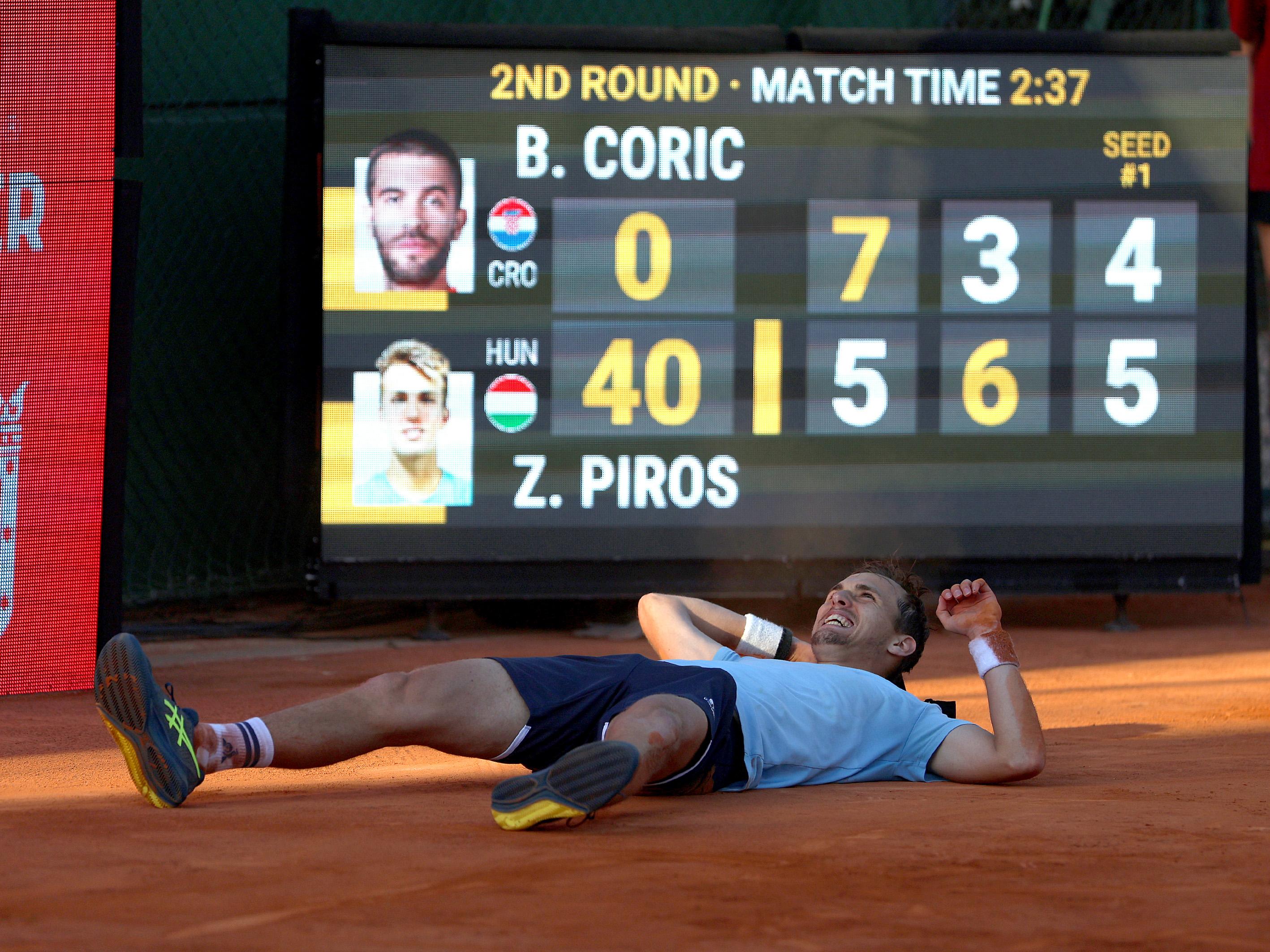 El tenis húngaro Zsombor Piros celebra su triunfo ante Coric. Fotos: Alberto Simón / FTM