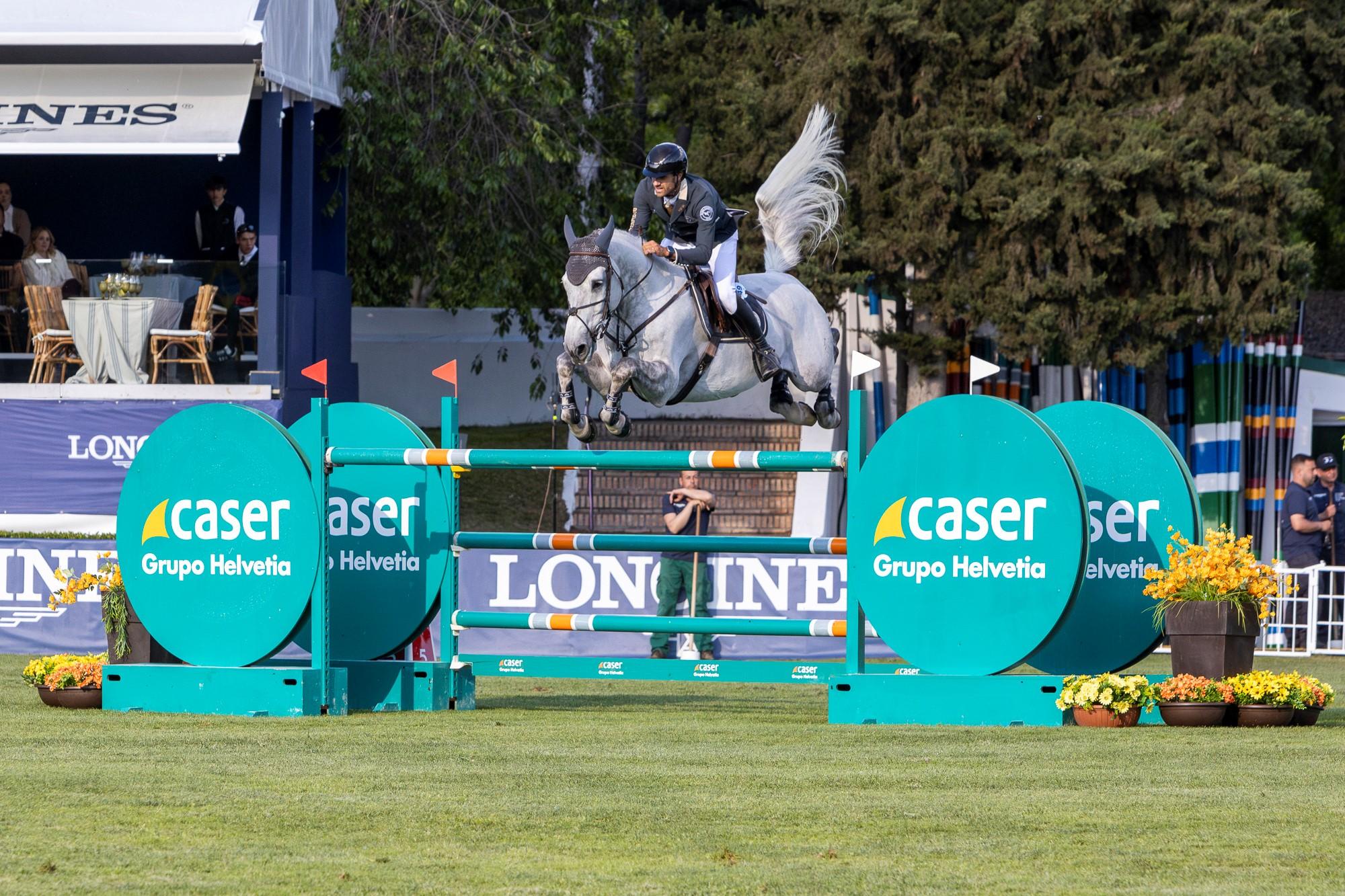Michael Kukuk, campeón el Gran Premio en 2024 y oro olímpico en París'24, supera un obstáculo. Foto: Roberto Cuezva / CCVM