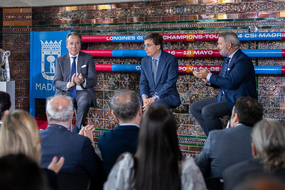 En la presentación han intervenido, junto al alcalde, Javier Revuelta (presidente de la RFEH, a la izda.) y Álvaro Arrieta (presidente de Oxer, a la dcha.).