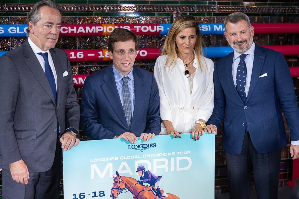 José Luis Martínez-Almeida (2º izda), con Sonia Cea (2ª dcha.), Javier Revuelta (izda.) y Álvaro Arrieta (dcha.).