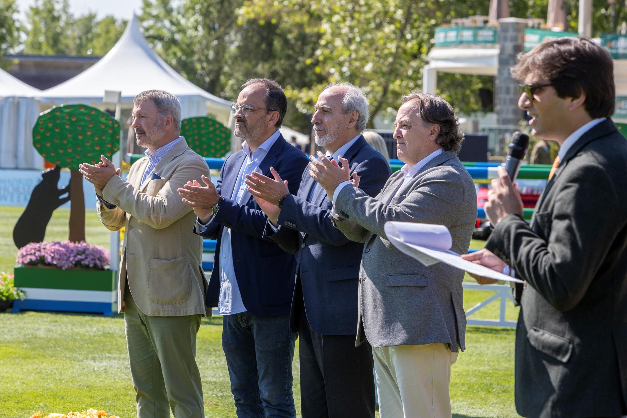 Varias autoridades, aplaudiendo a los ganadores.