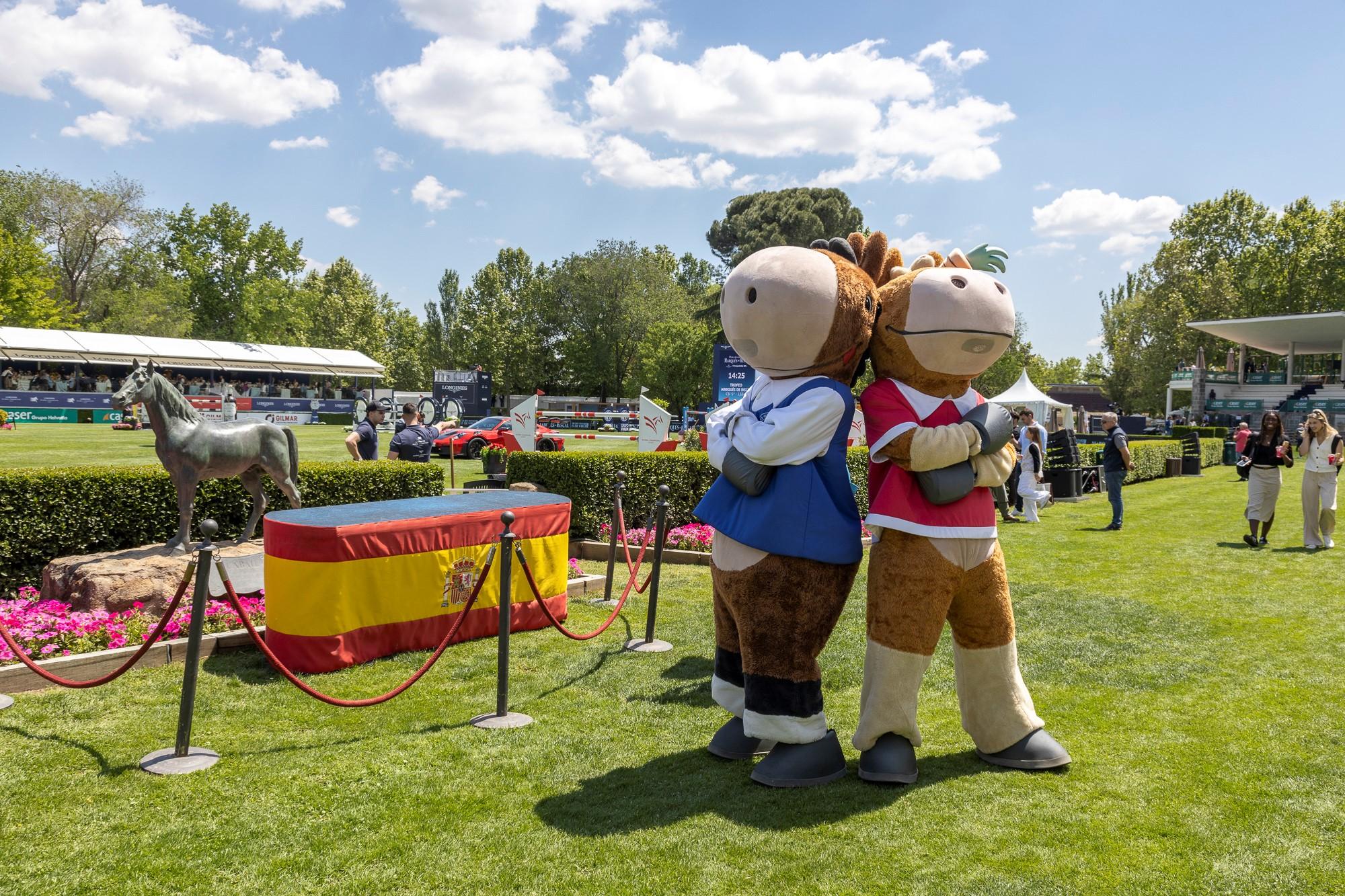 Posado de las mascotas del Longines Global Champions Tour.
