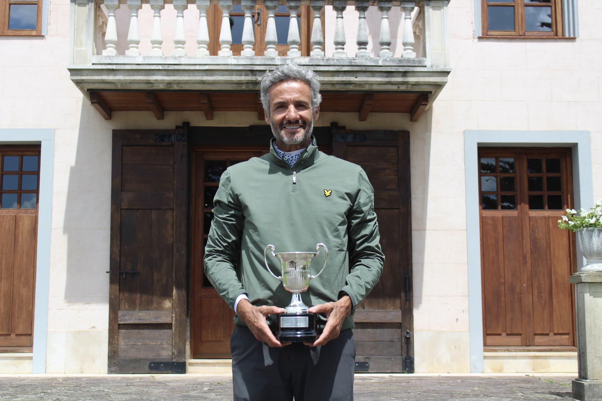 Alejandro Lafarga, con la copa de campeón de España sénior. Foto: Rfegolf