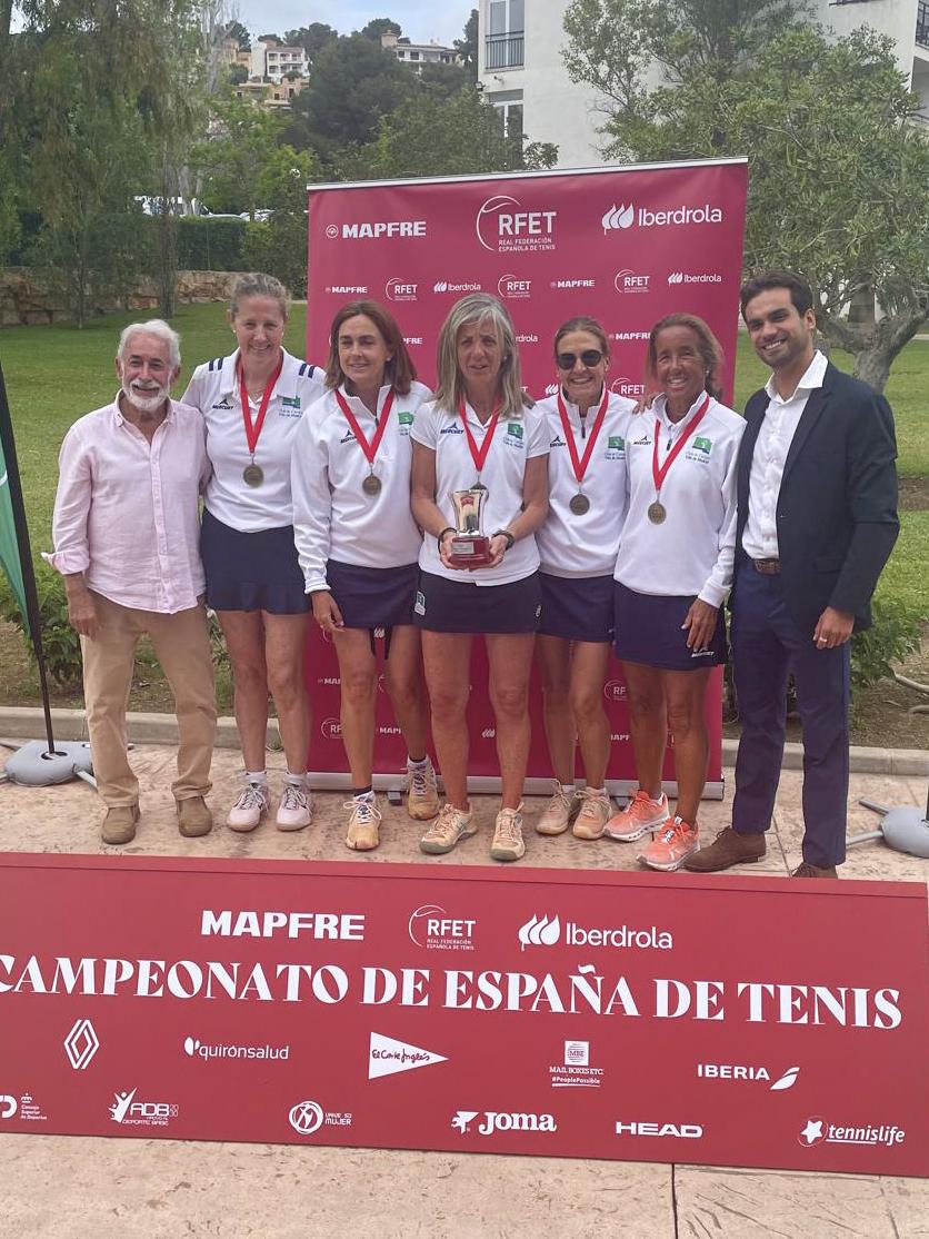 Equipo CCVM campeón de España +60 de tenis.