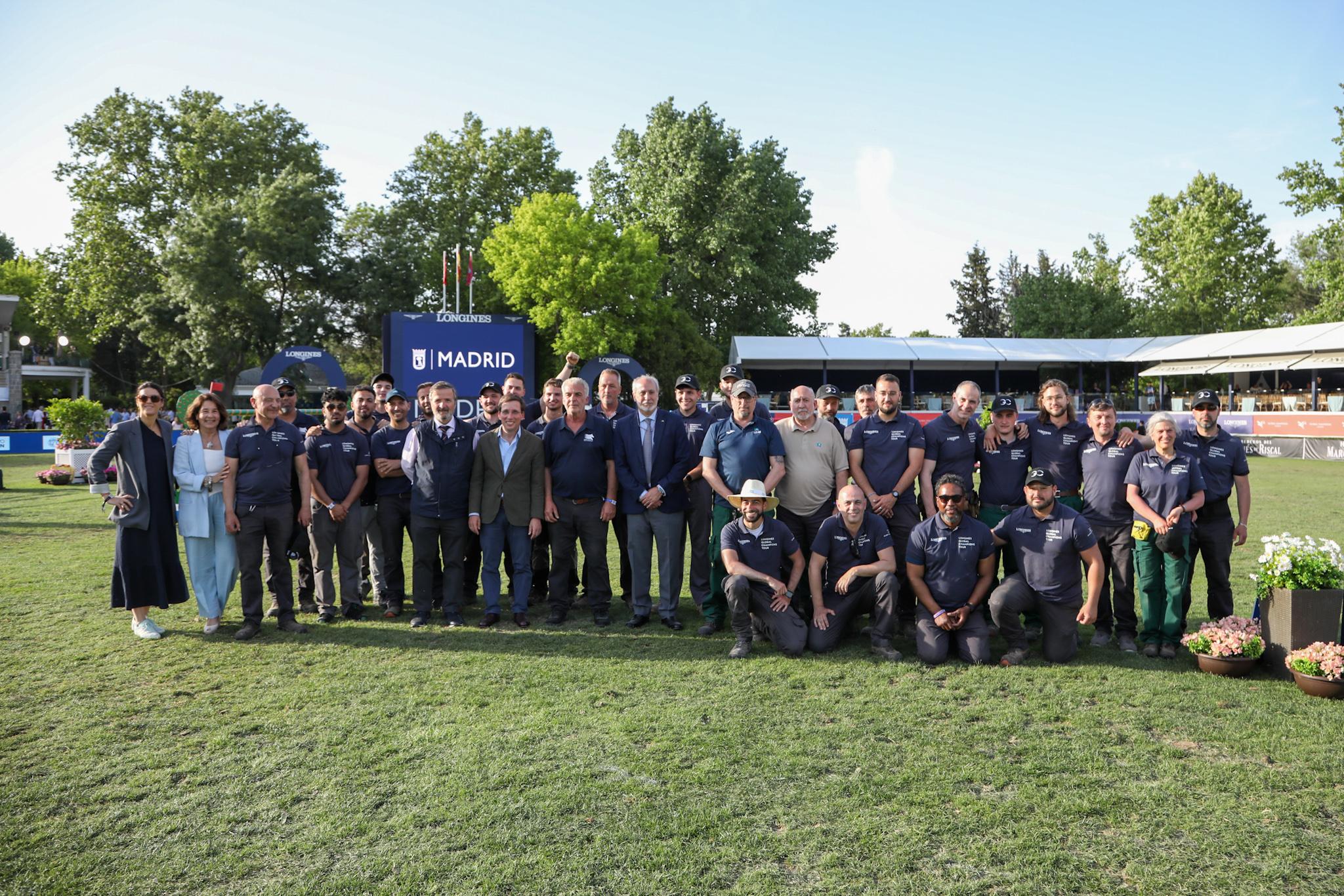 Foto de familia de autoridades con los trabajadores de mantenimiento del Club.