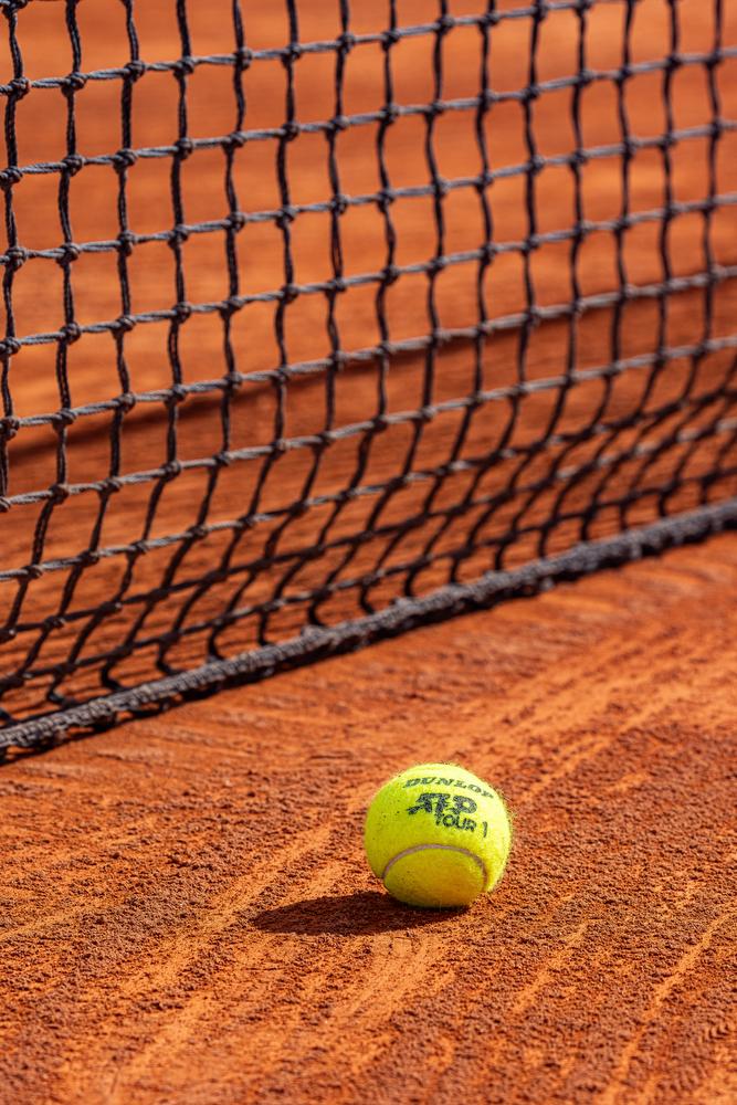 Pelota de tenis delante de una red. Foto: Miguel Ángel Ros / CCVM
