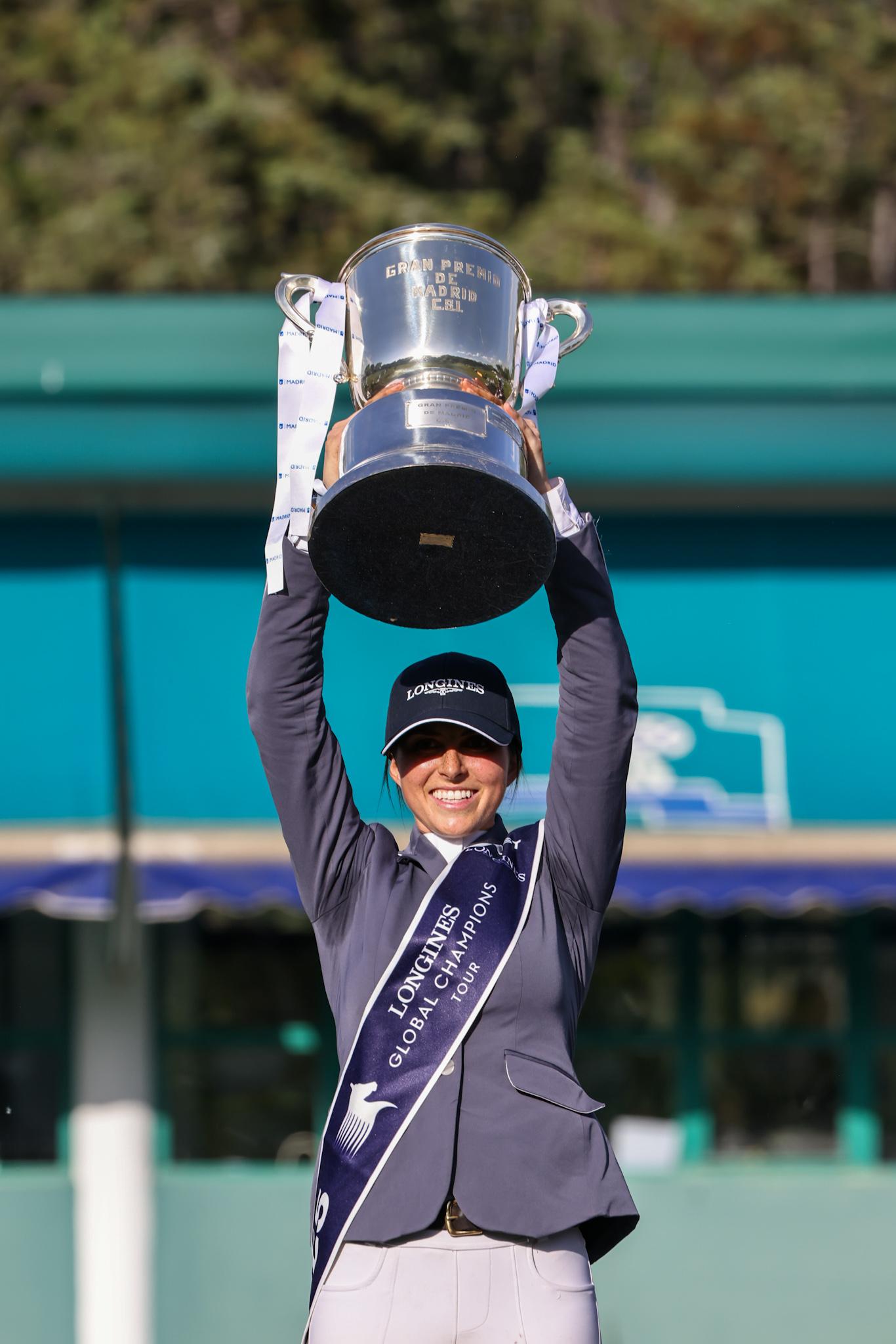  Ioli Mytilineou levanta la copa de campeona.
