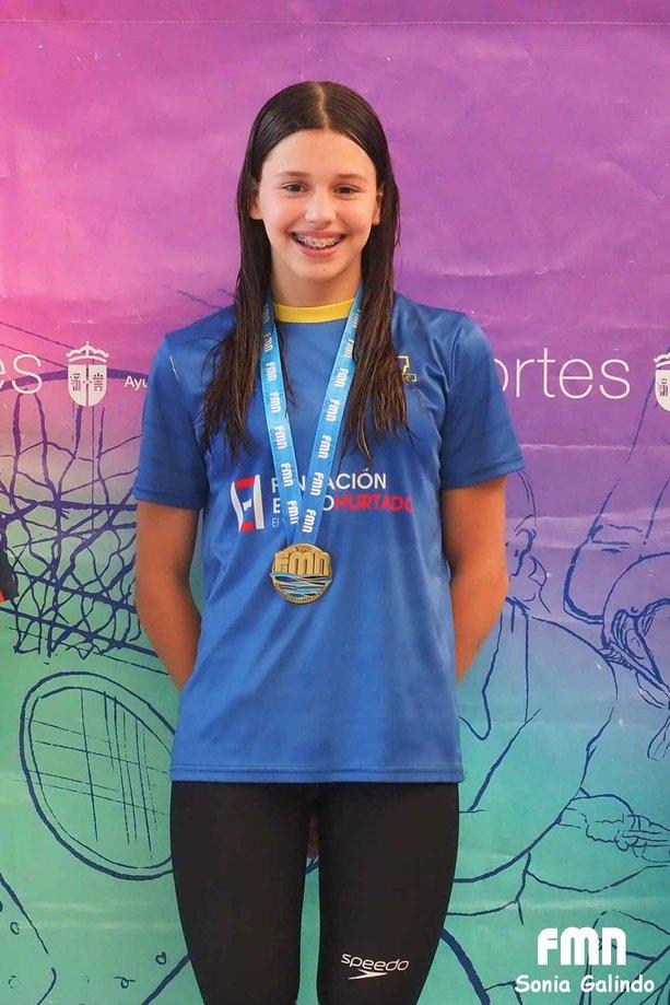 La abonada del Club Lola Melgosa, con una de sus siete medallas de oro.