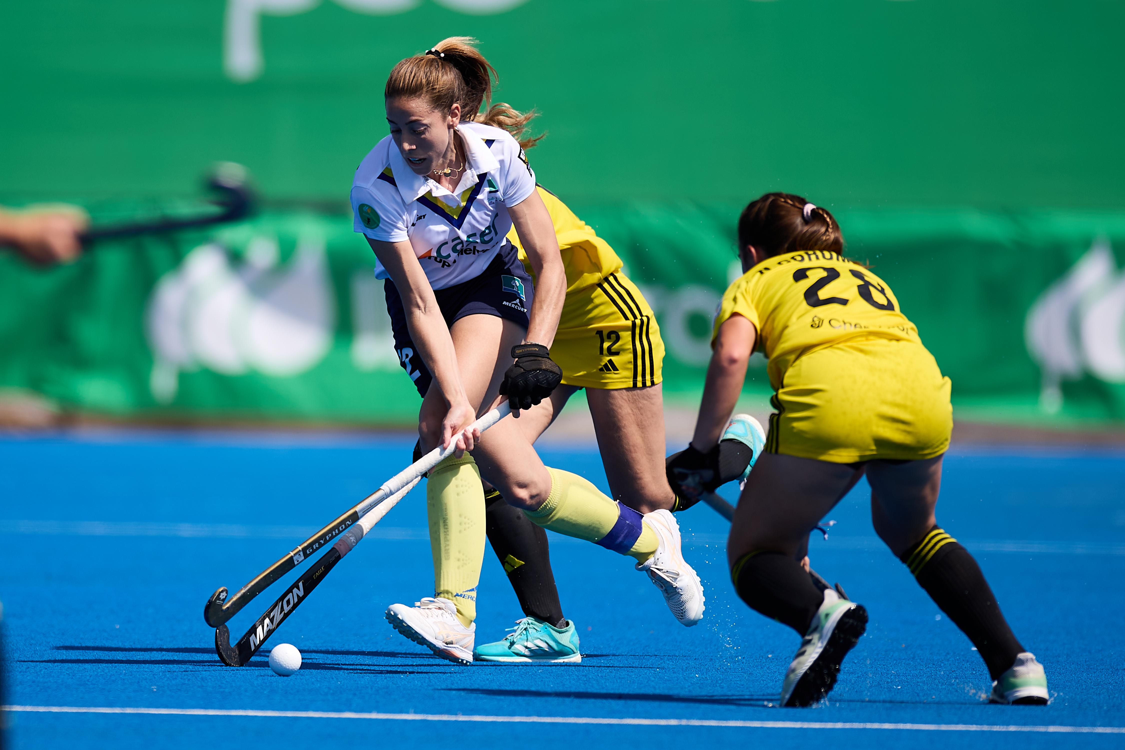 María López controla una bola en la final contra el Atlètic Terrassa.