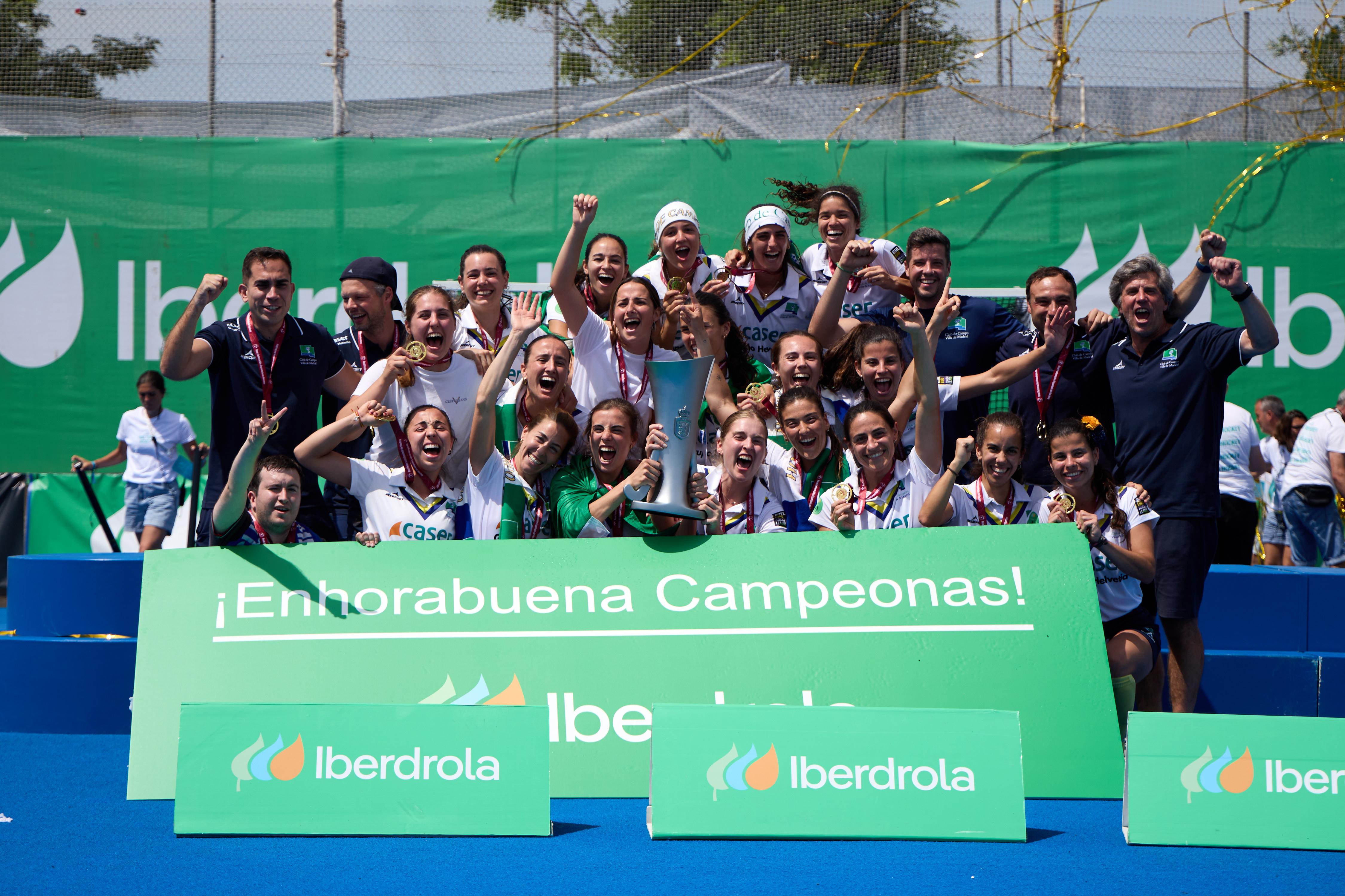 El Club de Campo femenino celebra el título de liga 24/25. Fotos: Rfeh