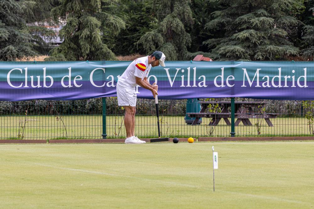 El abonado RCCVM, José Riva, campeón Shield, ejecuta un golpe.