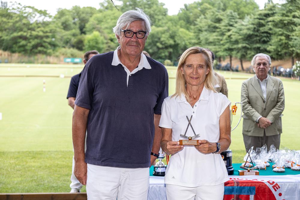 Ana Sánchez De Granda, jugadora RCCVM, ganadora de la categoría Shield, y Santiago Pardo, delegado RCCVM de croquet..