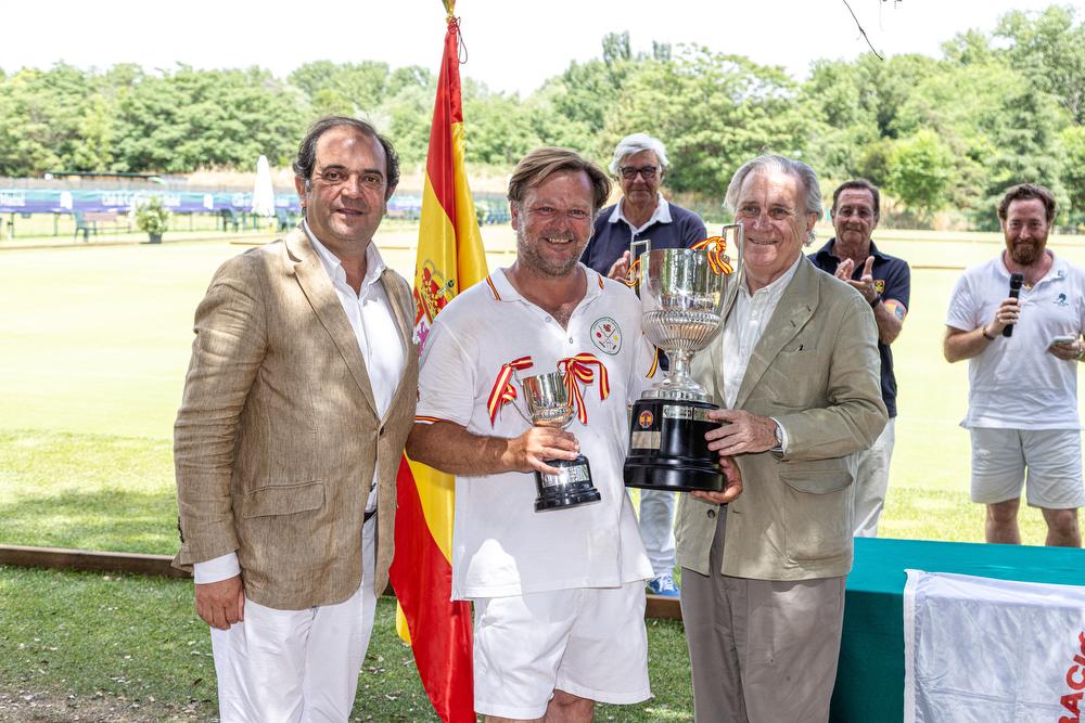 Entrega de premios al campeón GC, Juan Ojeda, con el director de Deportes RCCVM, Jesús Barrera (izda.).
