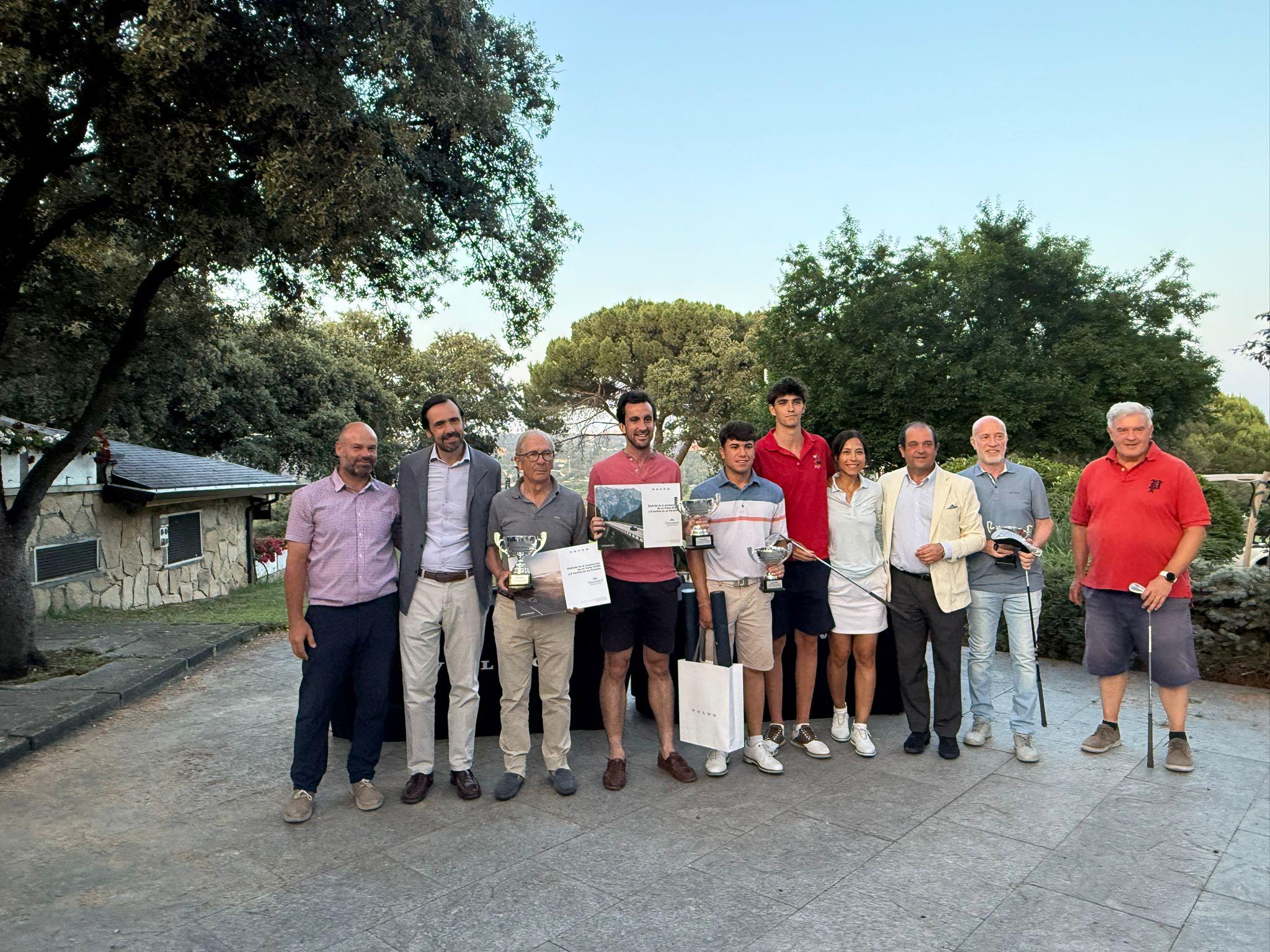 Foto de grupo con los ganadores.