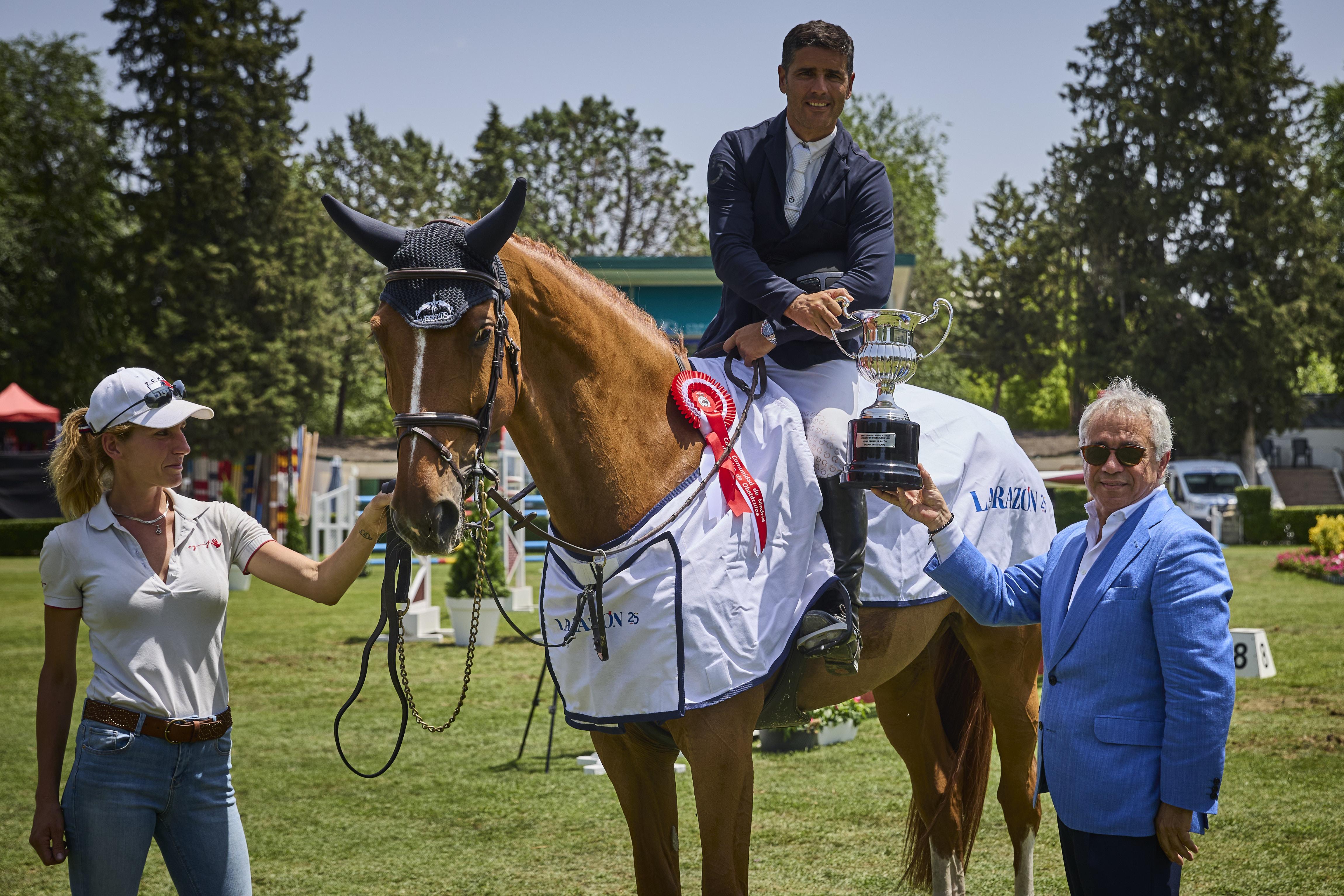 Entrega a Ismael García Roque del trofeo de ganador del GP La Razón.