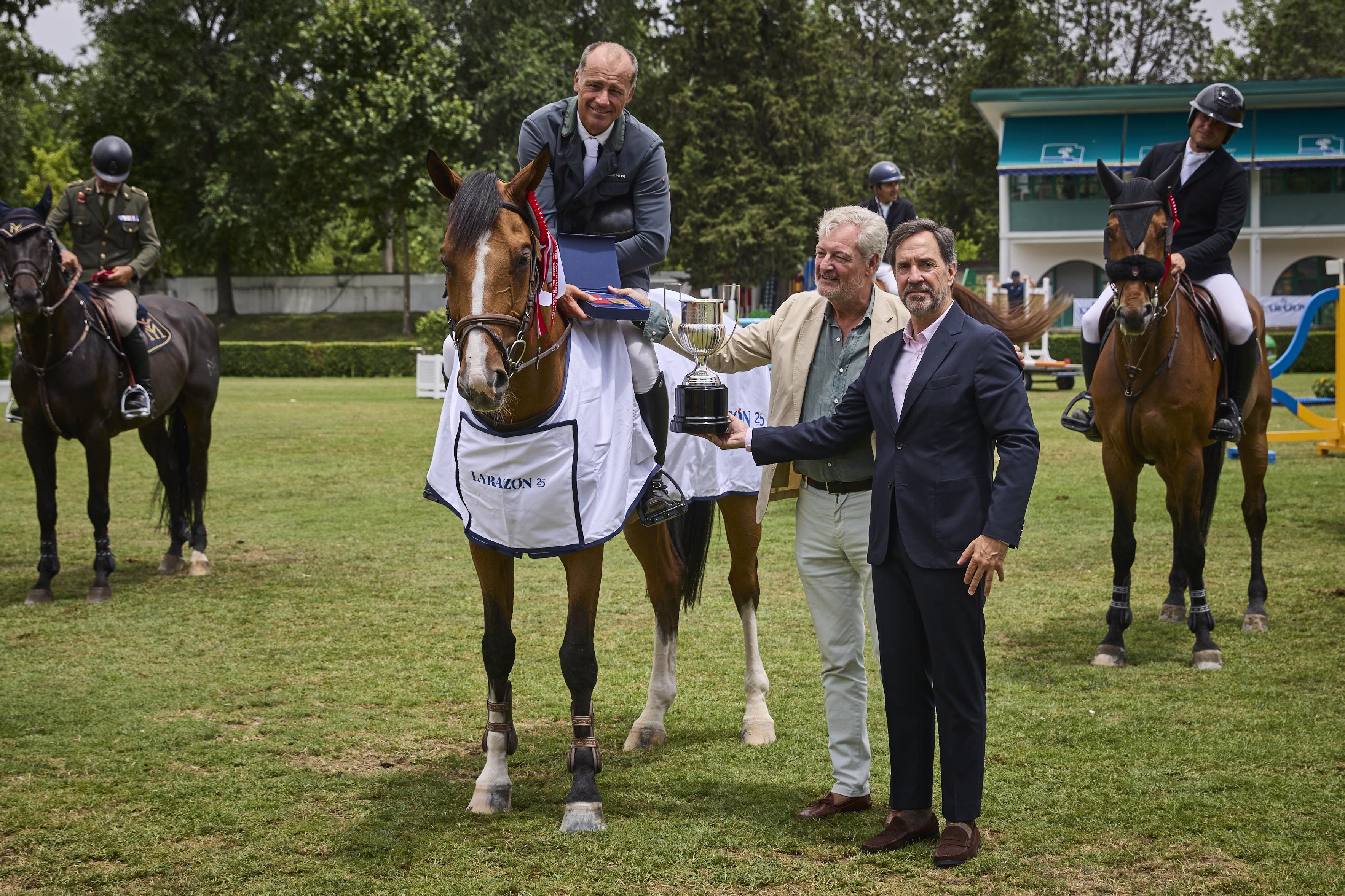 El jinete Ricardo Jurado recibe el trofeo de ganador de la III Copa Comunidad de Madrid.