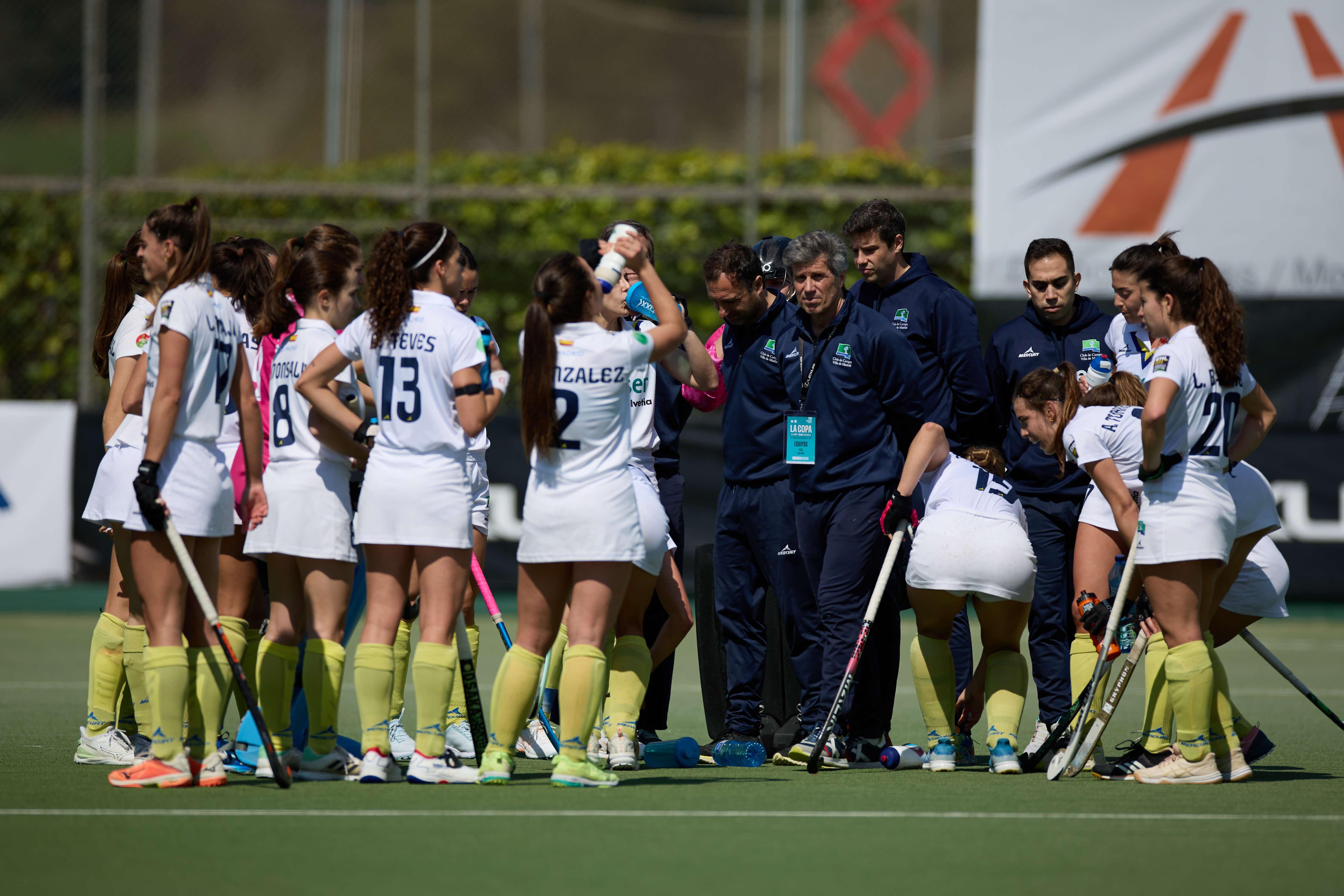 Usoz y las jugadoras del Club de Campo femenino, en un descanso de la Copa de la Reina.