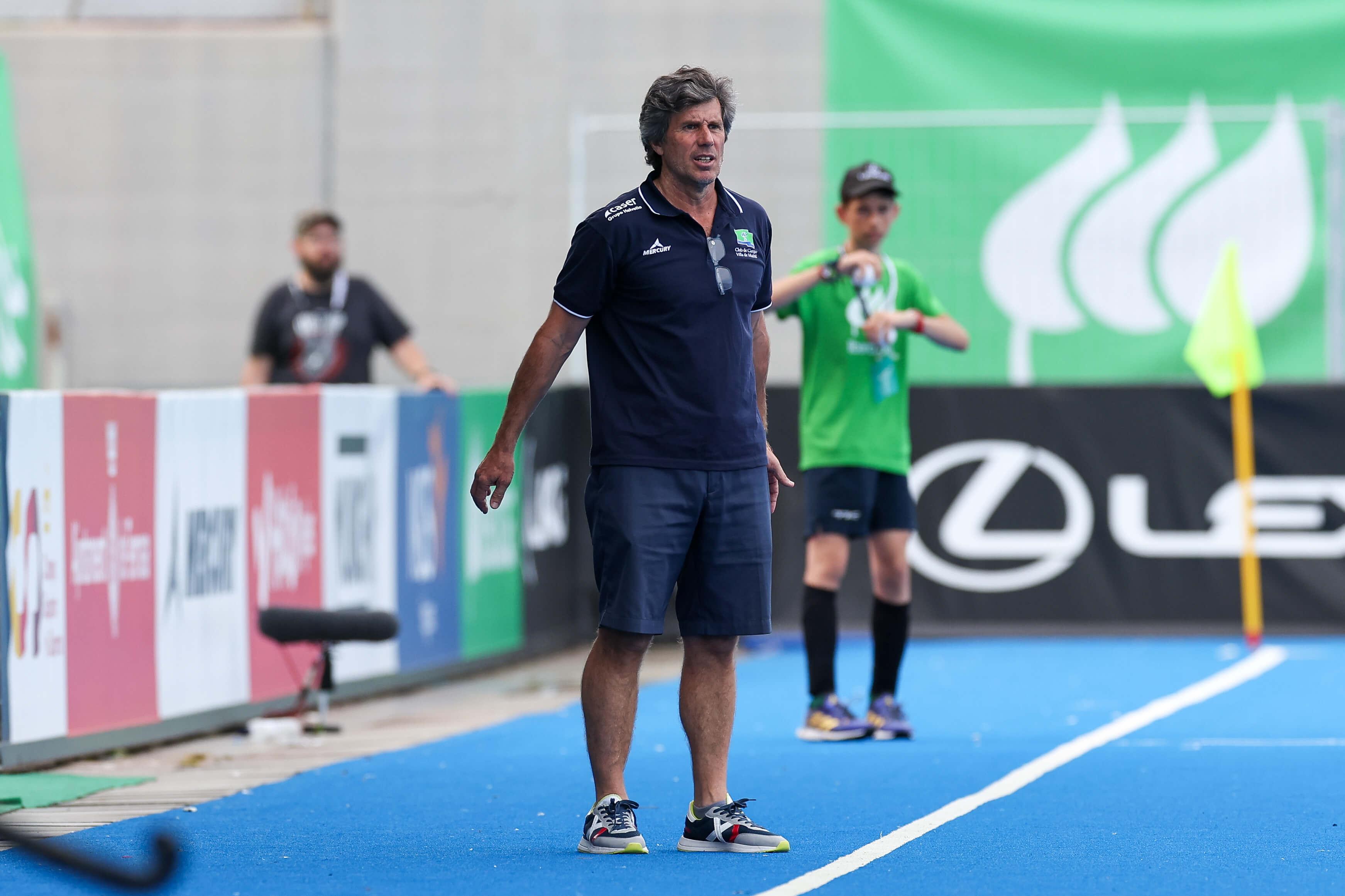 El entrenador Pablo Usoz sigue atento una jugada de un partido.