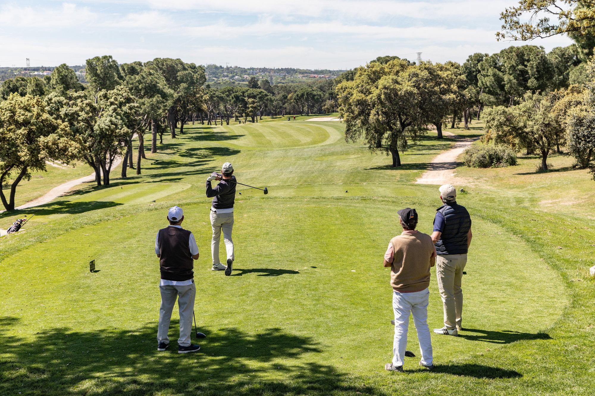 Golfistas, en el hoyo 10 del Recorrido Negro. Foto: Miguel Ángel Ros / RCCVM