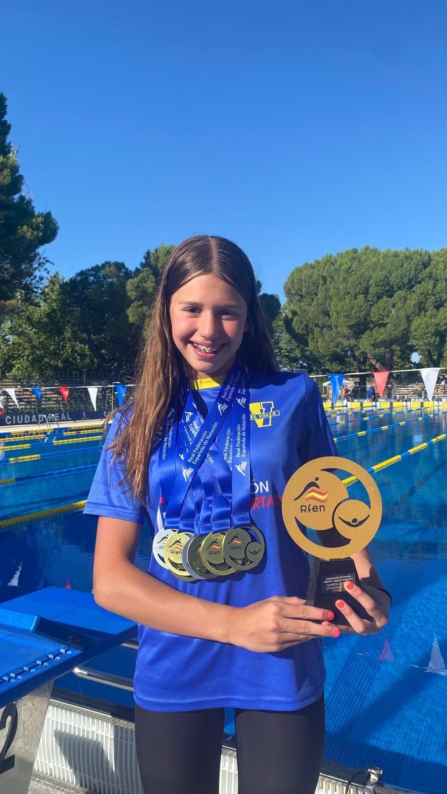 La nadadora Lola Melgosa luce las medallas conseguidas en el XLVI Campeonato de España infantil en piscina de 50 metros.