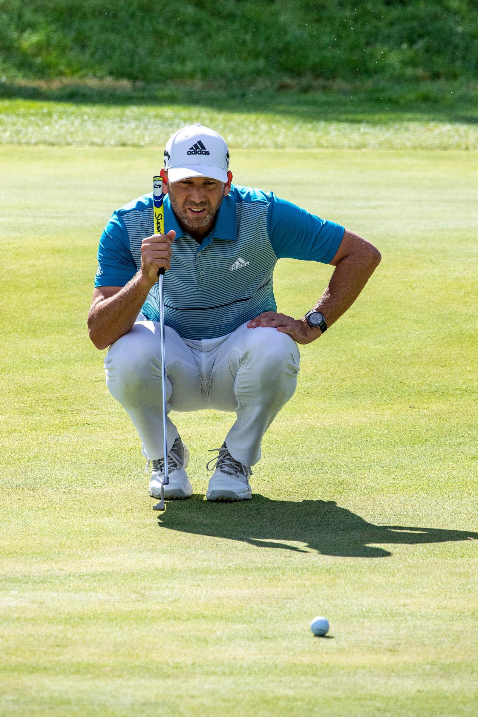 Sergio García examina la caída de un green en el Open de España 2019. Foto: Miguel Ángel Ros / RCCVM