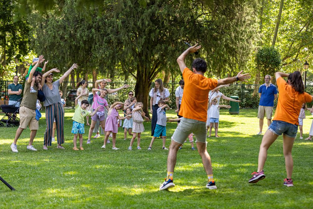 Baile para todos los públicos en la pradera del Chalet de Tenis.